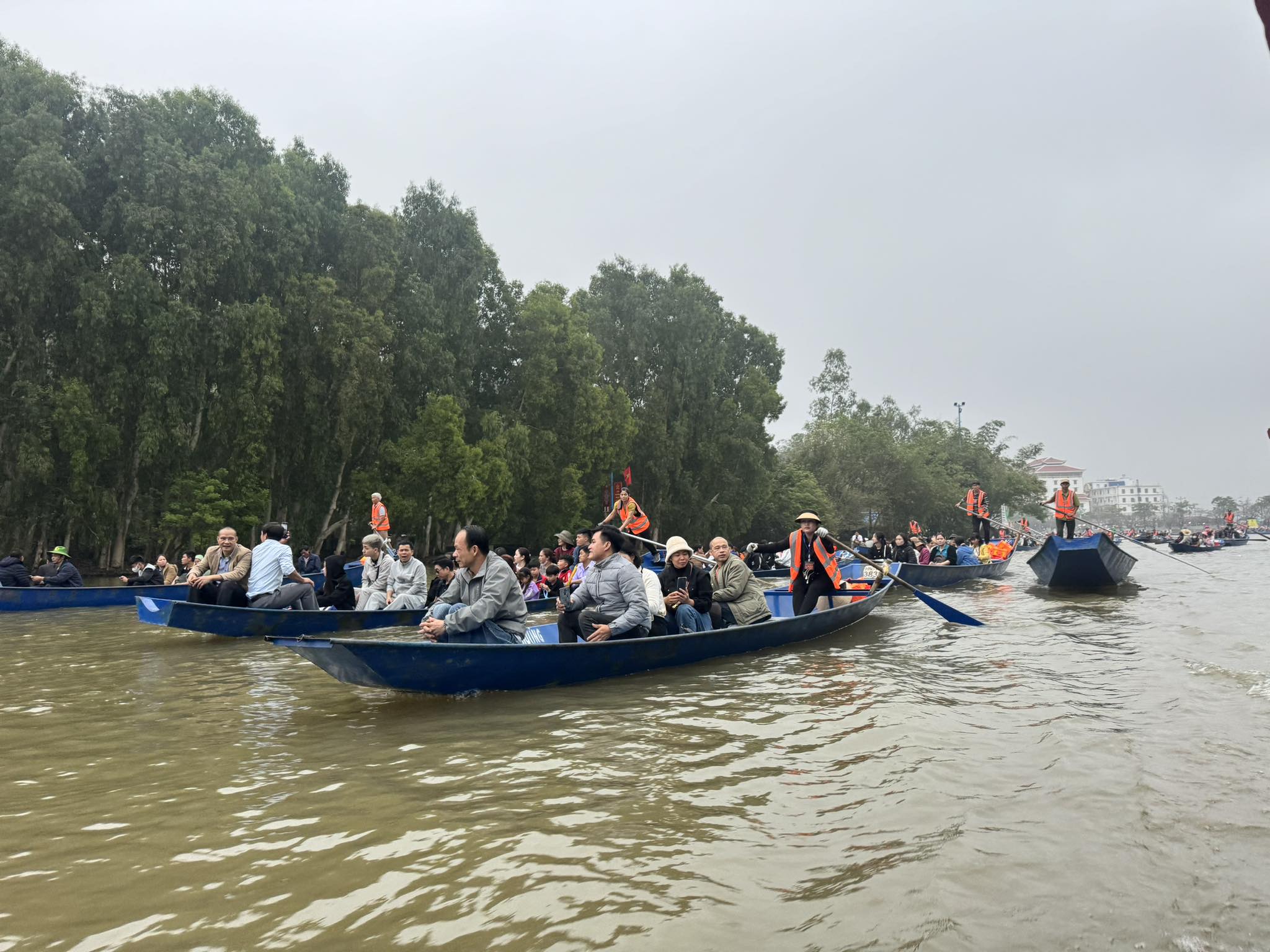 Ch&ugrave;a Hương khai hội, gi&aacute; v&eacute; tăng nhưng kh&ocirc;ng &ugrave;n tắc- Ảnh 6.