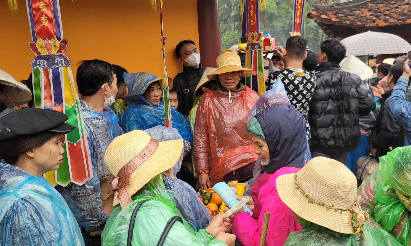 Ch&ugrave;a Hương khai hội, gi&aacute; v&eacute; tăng nhưng kh&ocirc;ng &ugrave;n tắc- Ảnh 4.