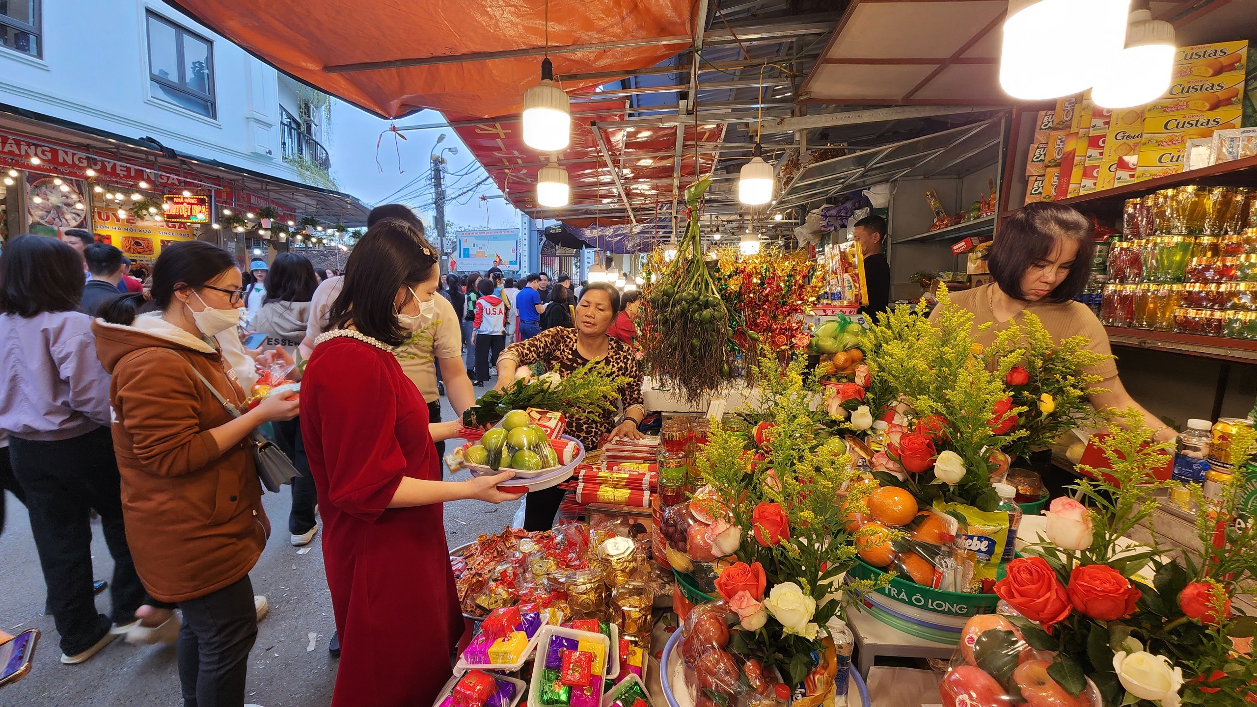 D&ograve;ng người nh&iacute;ch từng bước v&agrave;o phủ T&acirc;y Hồ d&acirc;ng lễ, c&ocirc;ng an nỗ lực điều tiết- Ảnh 5.