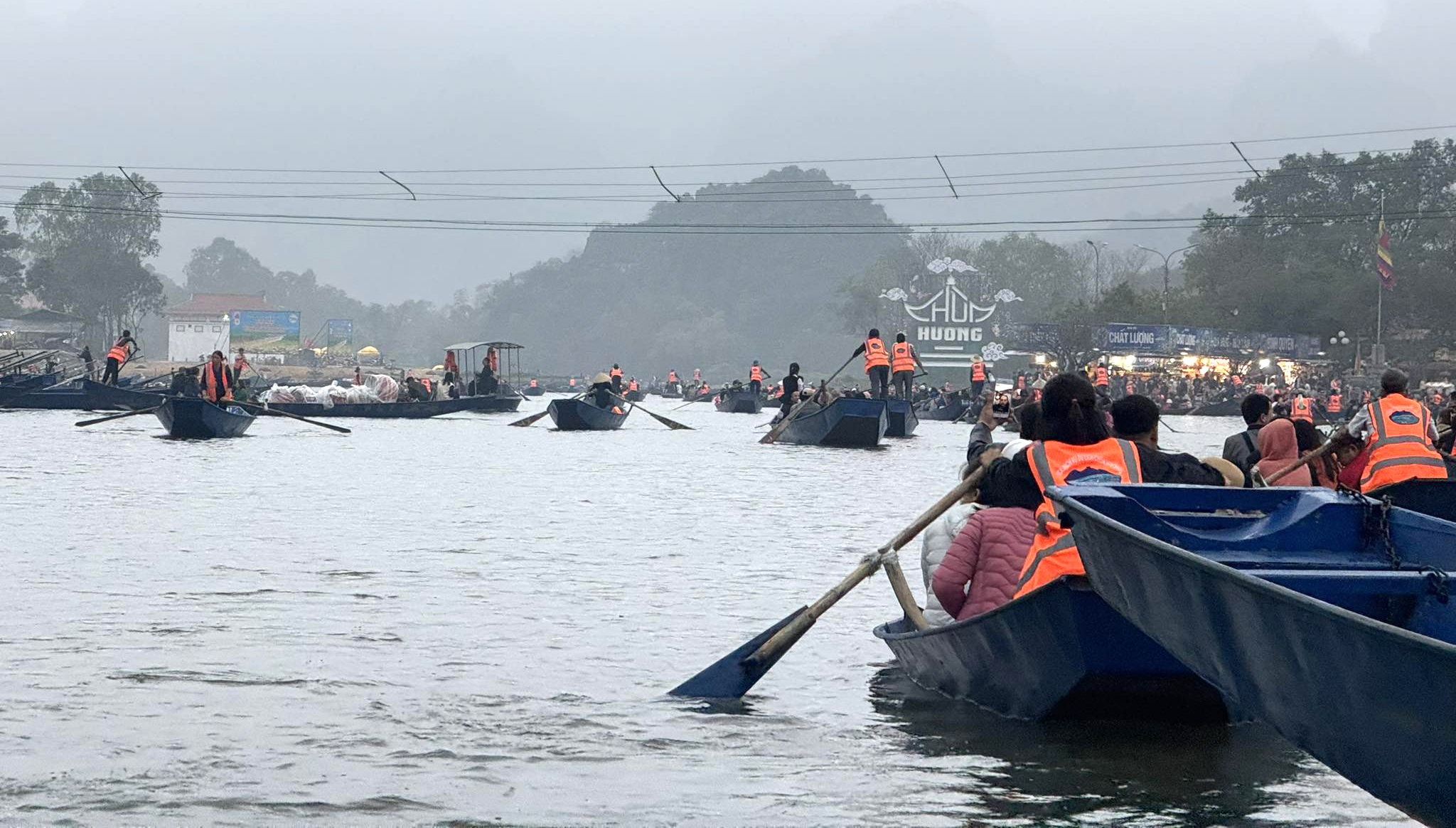 Ch&ugrave;a Hương khai hội, gi&aacute; v&eacute; tăng nhưng kh&ocirc;ng &ugrave;n tắc- Ảnh 7.