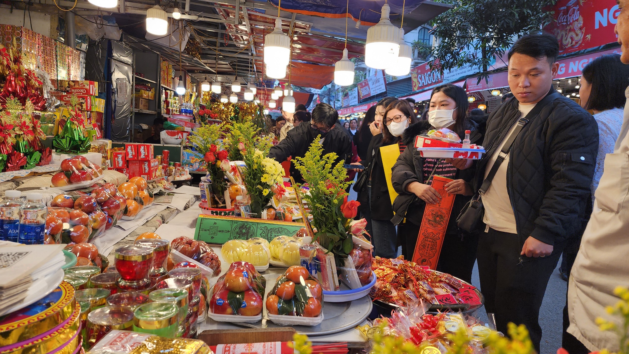 D&ograve;ng người nh&iacute;ch từng bước v&agrave;o phủ T&acirc;y Hồ d&acirc;ng lễ, c&ocirc;ng an nỗ lực điều tiết- Ảnh 6.