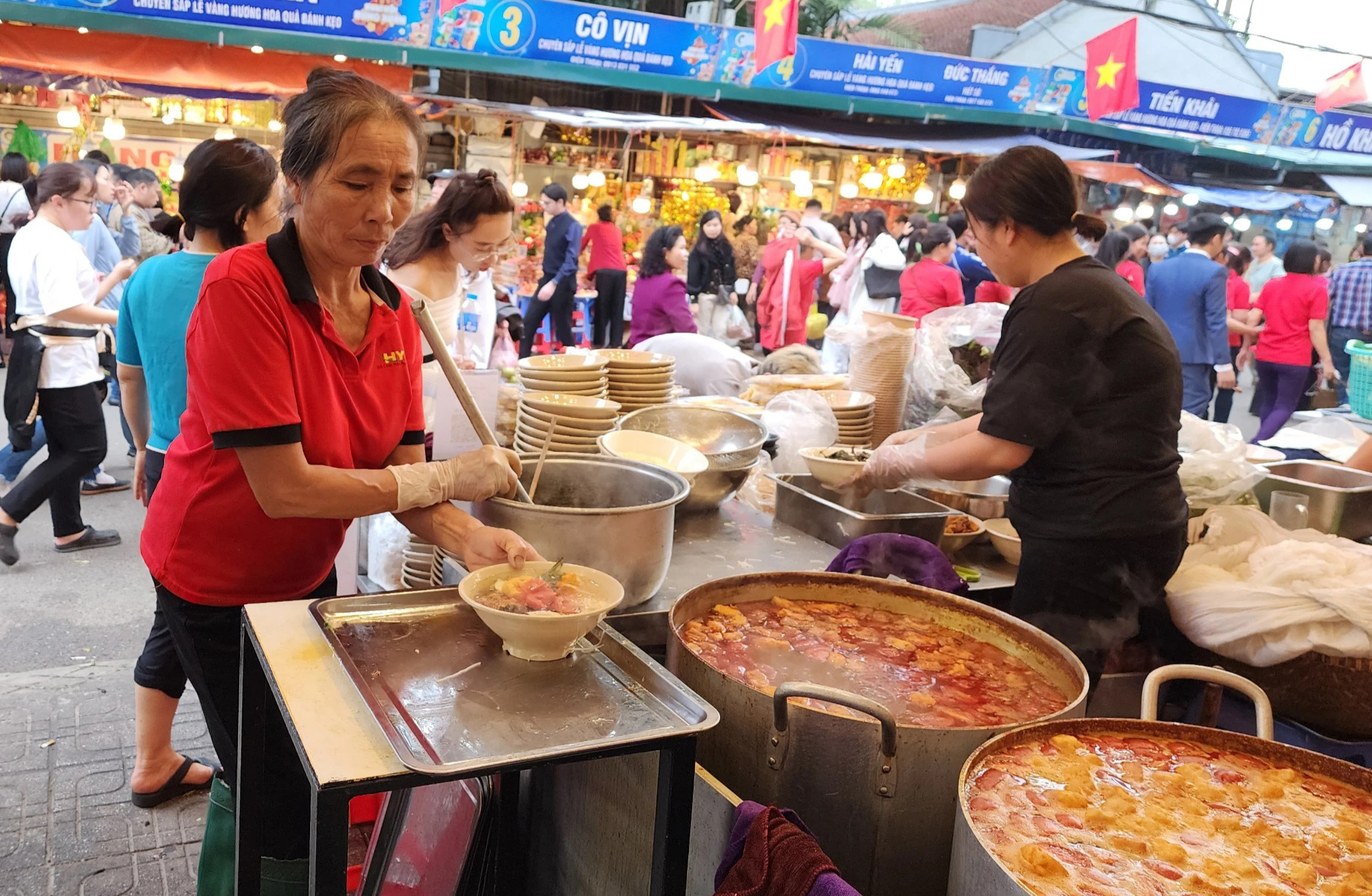 D&ograve;ng người nh&iacute;ch từng bước v&agrave;o phủ T&acirc;y Hồ d&acirc;ng lễ, c&ocirc;ng an nỗ lực điều tiết- Ảnh 14.