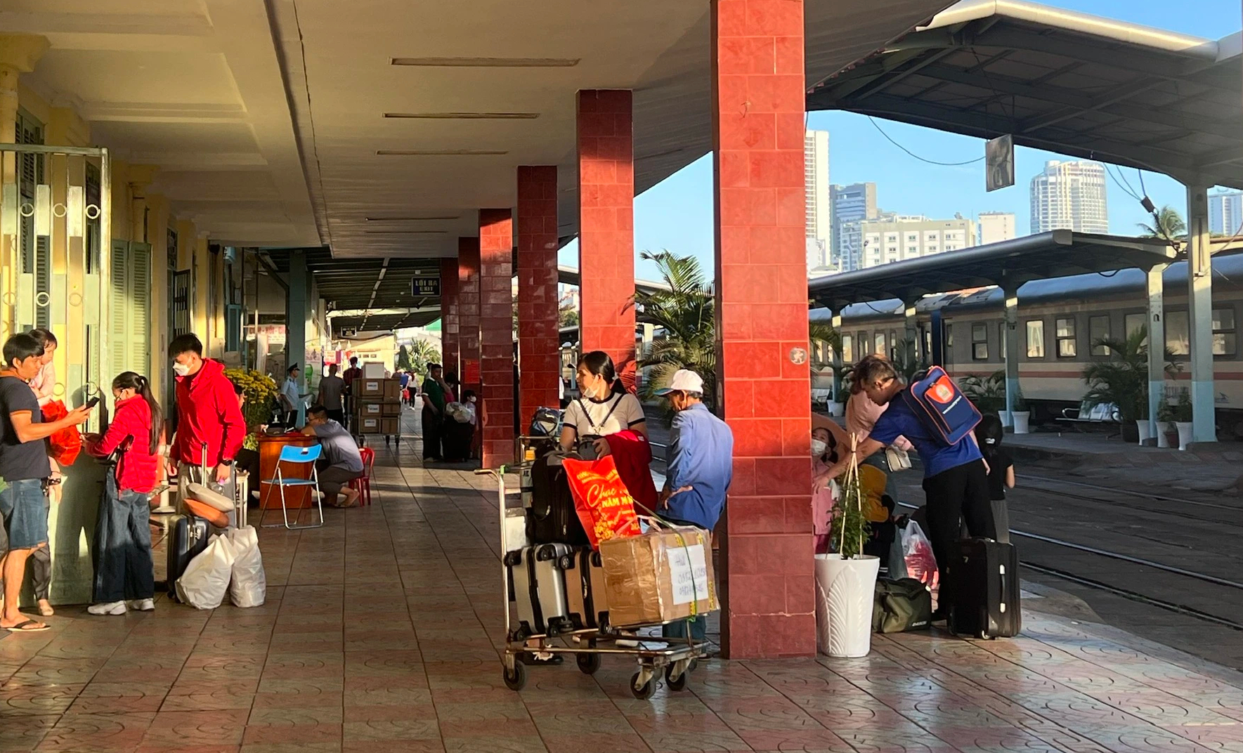 Mỗi ng&agrave;y c&oacute; cả chục chuyến t&agrave;u đưa người d&acirc;n trở lại TP.HCM- Ảnh 1.