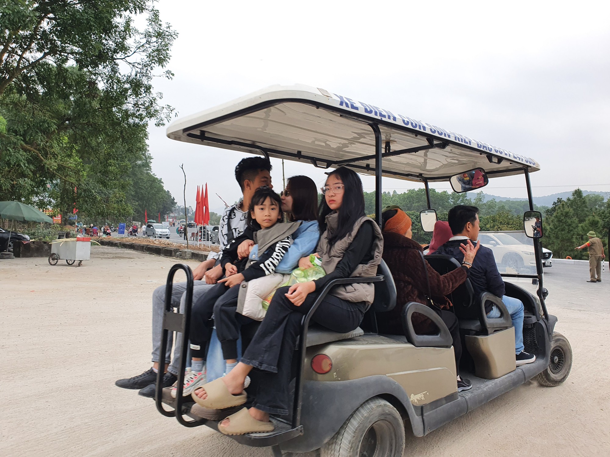 Côn Sơn - Kiếp Bạc nườm nượp du khách trước ngày khai hội- Ảnh 10. Côn Sơn - Kiếp Bạc nườm nượp du khách trước ngày khai hội- Ảnh 10.