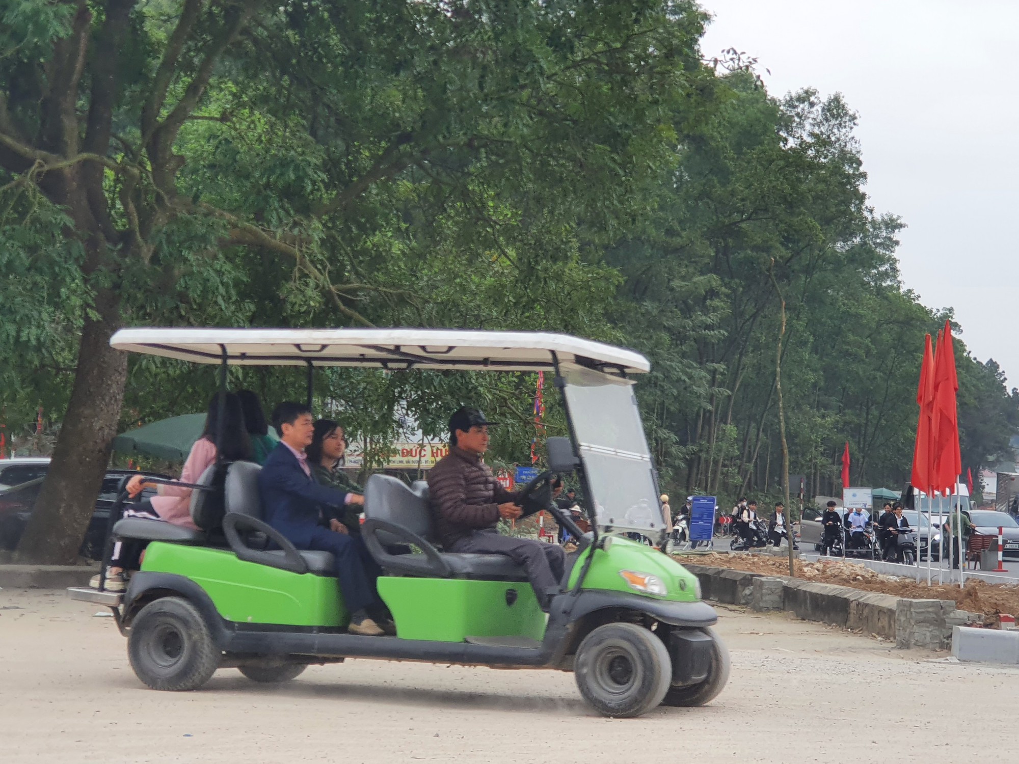 Côn Sơn - Kiếp Bạc nườm nượp du khách trước ngày khai hội- Ảnh 11. Côn Sơn - Kiếp Bạc nườm nượp du khách trước ngày khai hội- Ảnh 11.