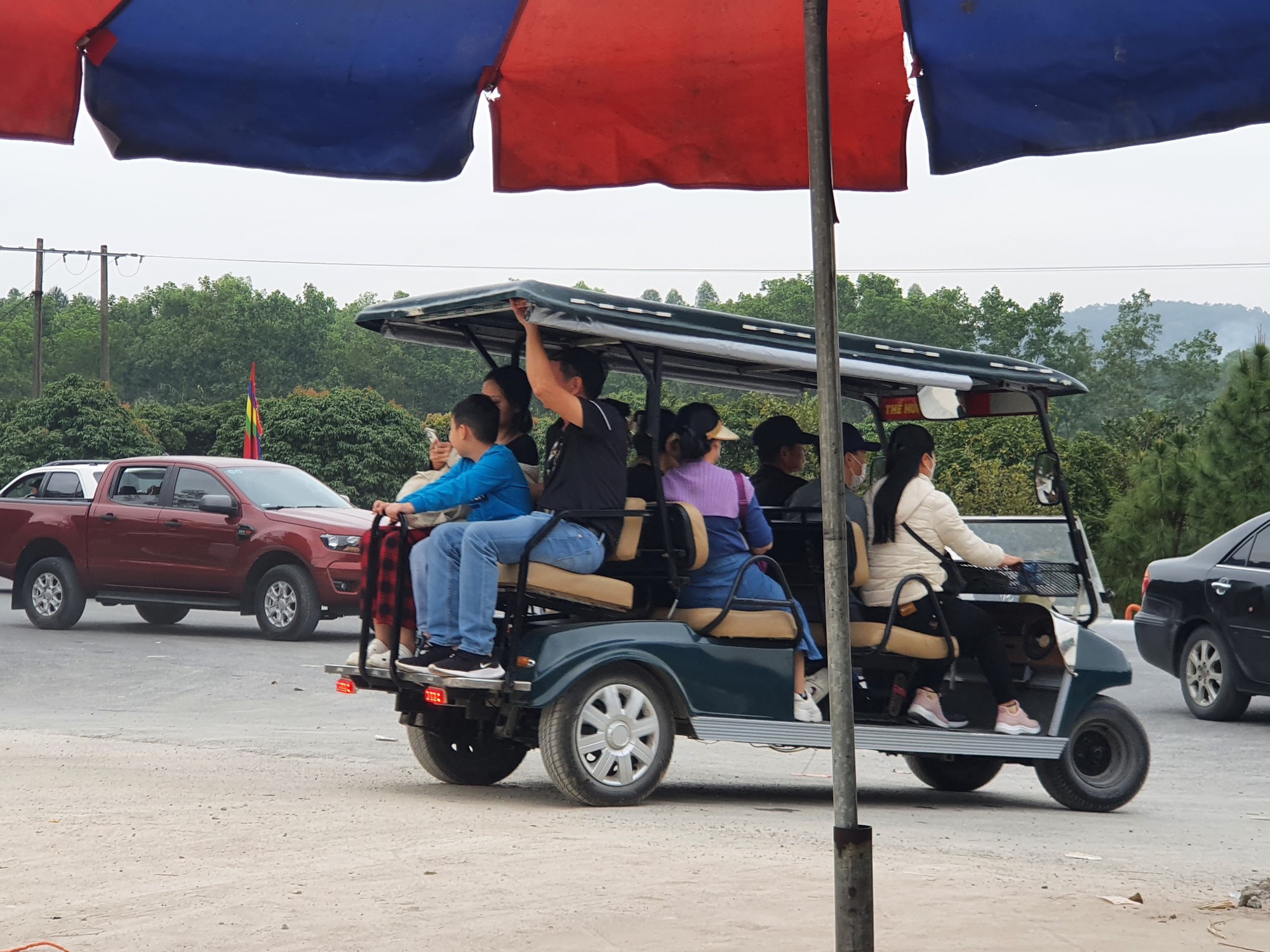 Chấn chỉnh việc xe điện hoạt động tr&aacute;i ph&eacute;p tại khu di t&iacute;ch C&ocirc;n Sơn - Kiếp Bạc- Ảnh 2.