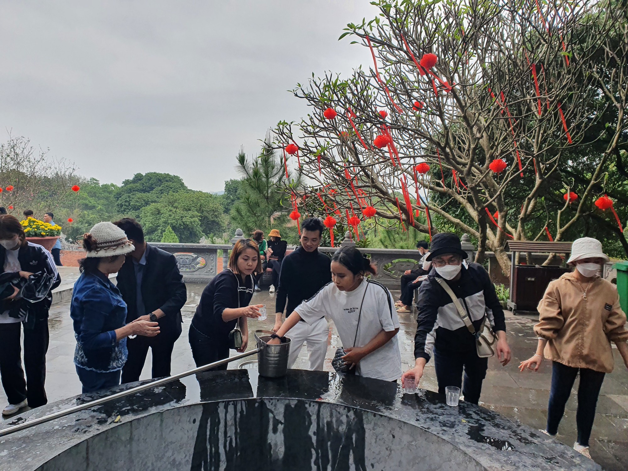 Côn Sơn - Kiếp Bạc nườm nượp du khách trước ngày khai hội- Ảnh 6. Côn Sơn - Kiếp Bạc nườm nượp du khách trước ngày khai hội- Ảnh 6.