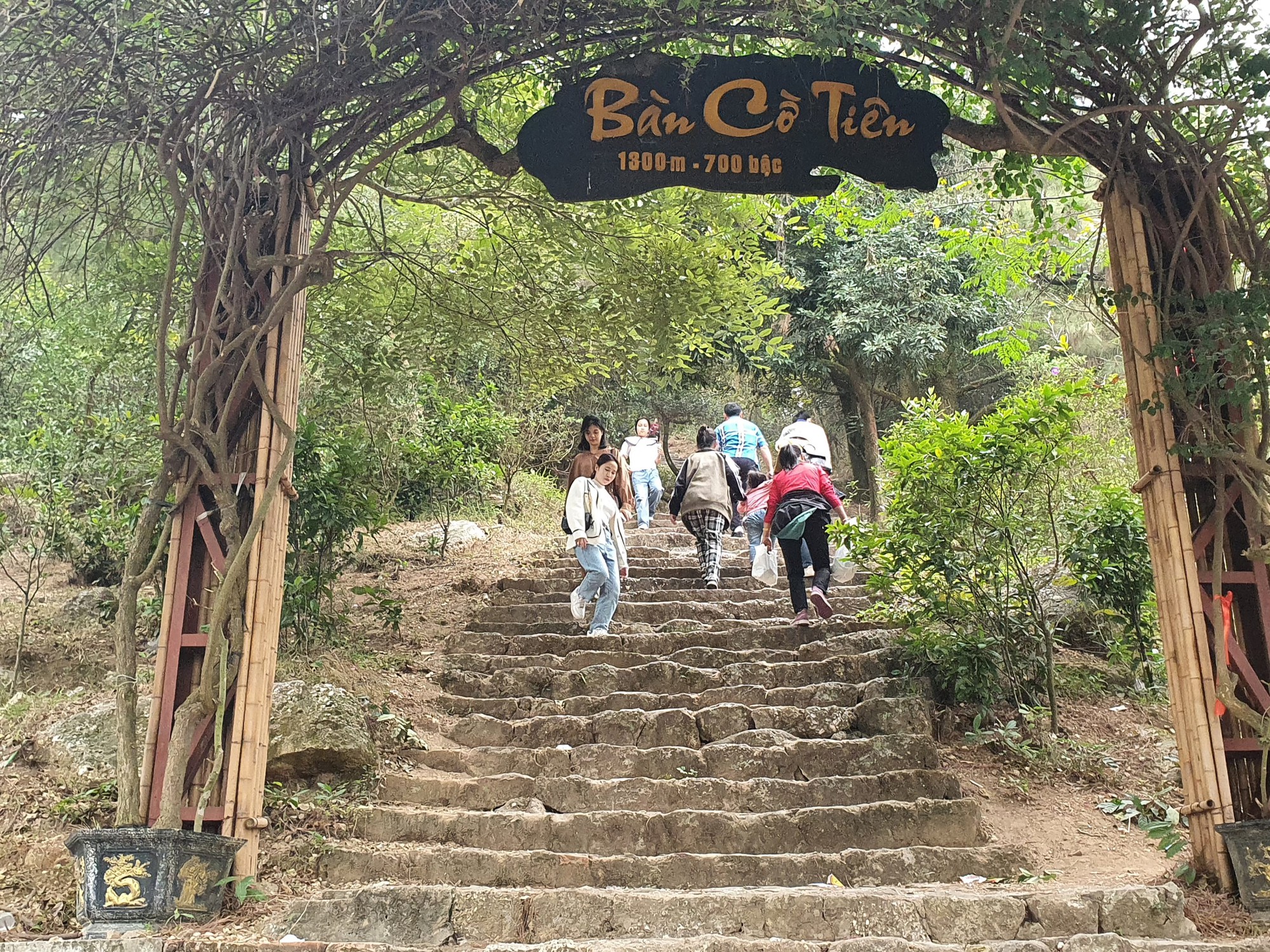 Côn Sơn - Kiếp Bạc nườm nượp du khách trước ngày khai hội- Ảnh 5. Côn Sơn - Kiếp Bạc nườm nượp du khách trước ngày khai hội- Ảnh 5.