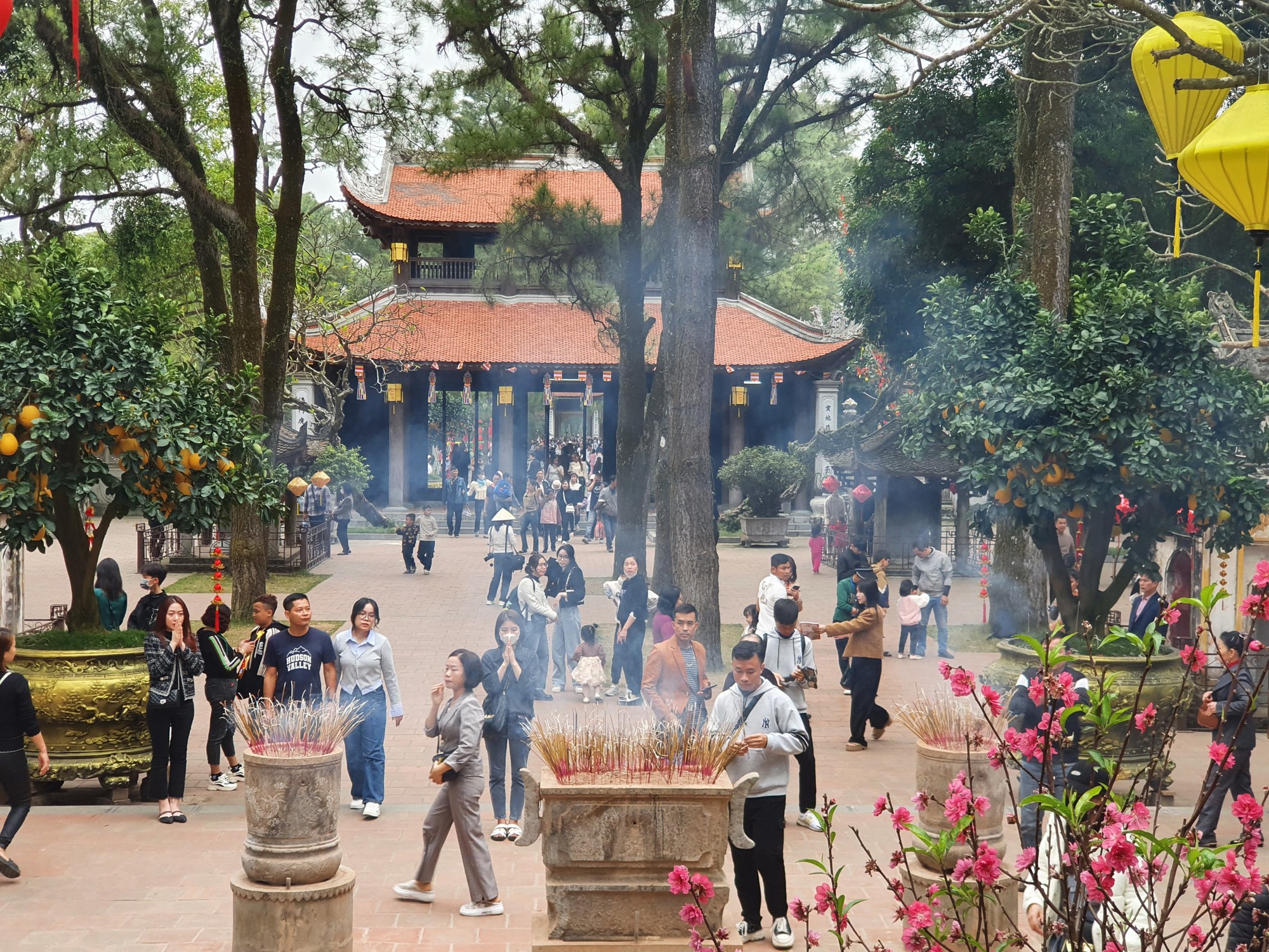 Côn Sơn - Kiếp Bạc nườm nượp du khách trước ngày khai hội- Ảnh 3. Côn Sơn - Kiếp Bạc nườm nượp du khách trước ngày khai hội- Ảnh 3.