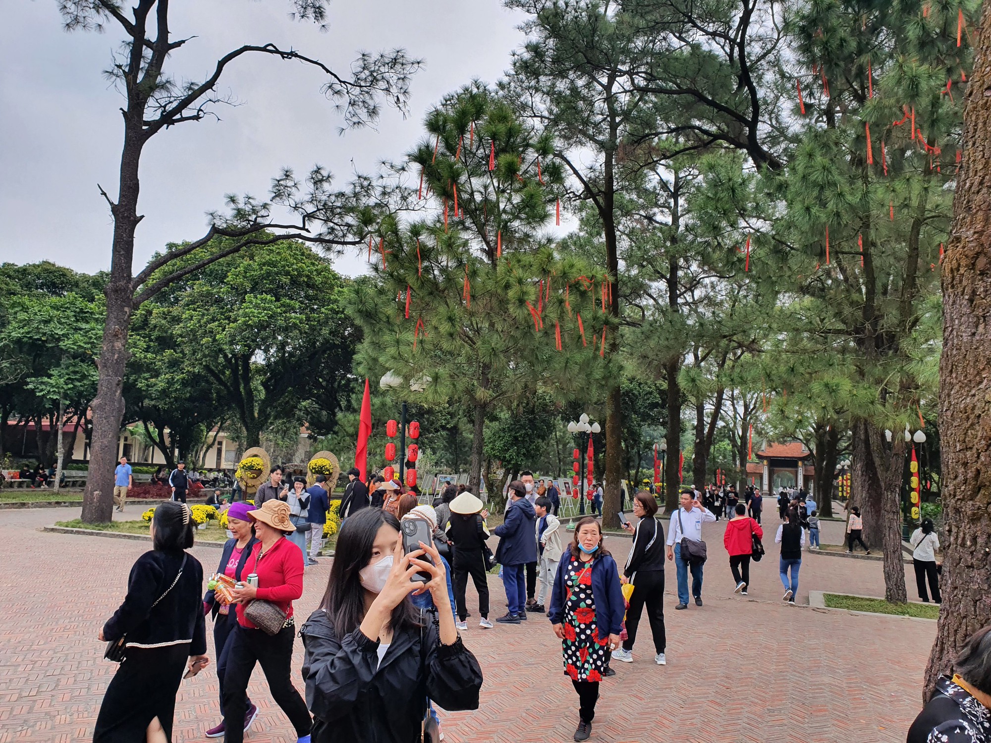 Côn Sơn - Kiếp Bạc nườm nượp du khách trước ngày khai hội- Ảnh 9. Côn Sơn - Kiếp Bạc nườm nượp du khách trước ngày khai hội- Ảnh 9.