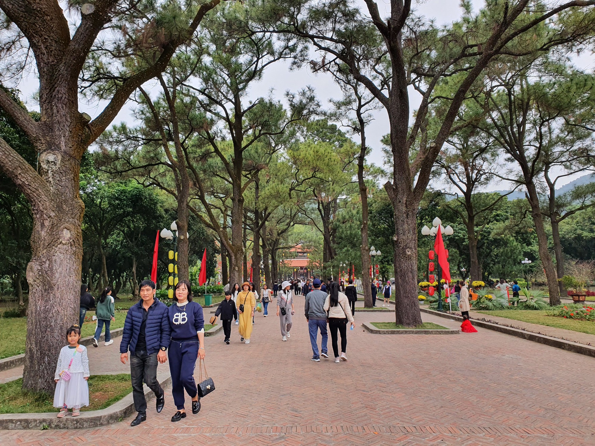 Côn Sơn - Kiếp Bạc nườm nượp du khách trước ngày khai hội- Ảnh 1. Côn Sơn - Kiếp Bạc nườm nượp du khách trước ngày khai hội- Ảnh 1.