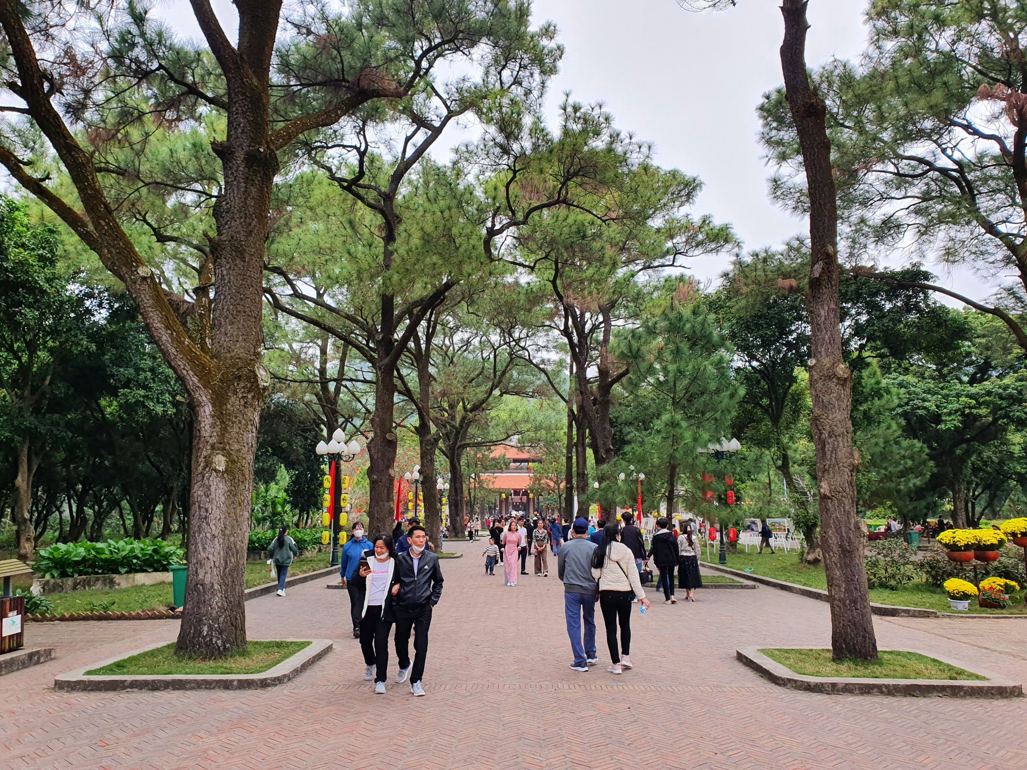 Côn Sơn - Kiếp Bạc nườm nượp du khách trước ngày khai hội- Ảnh 4. Côn Sơn - Kiếp Bạc nườm nượp du khách trước ngày khai hội- Ảnh 4.