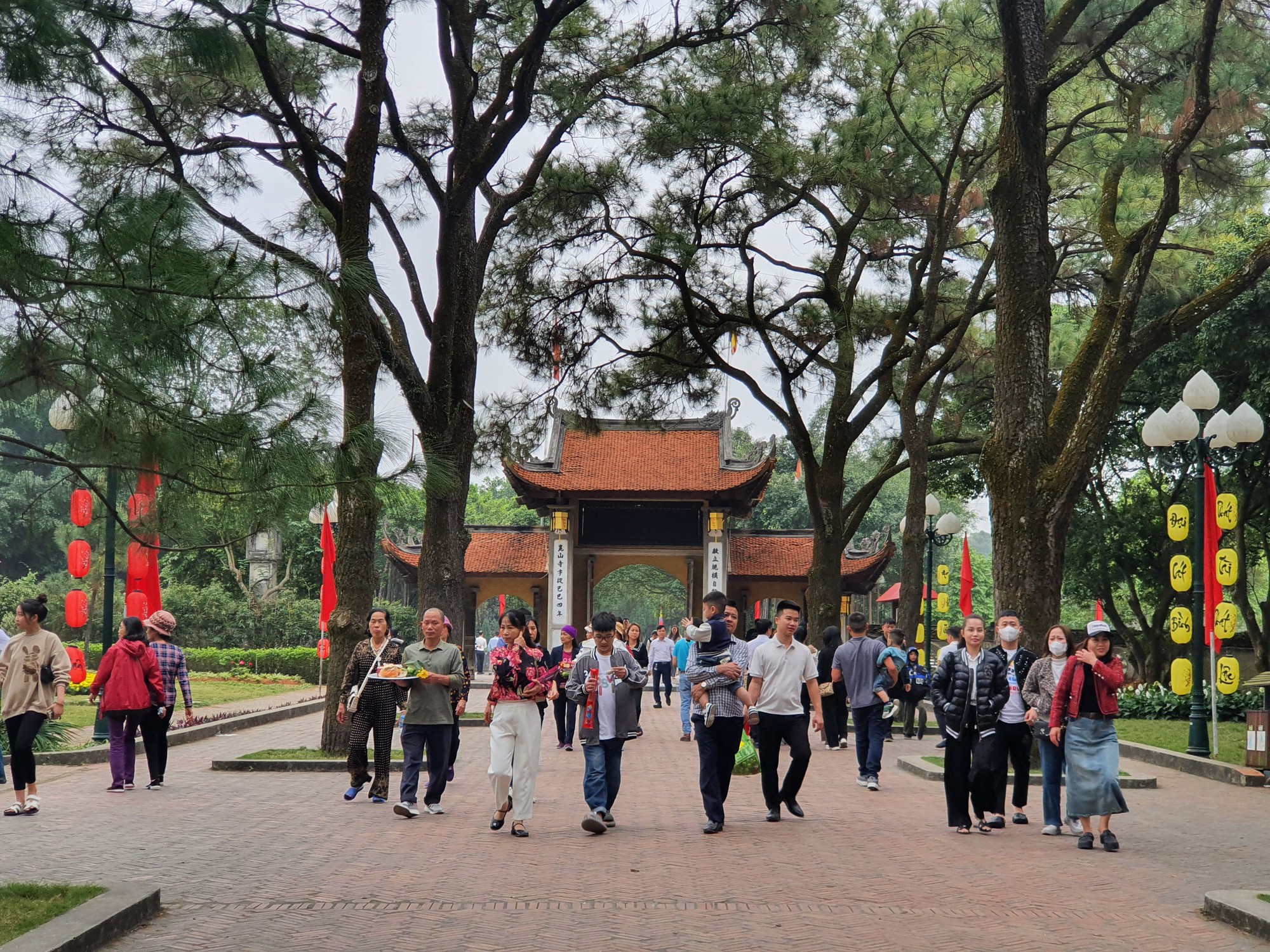 Côn Sơn - Kiếp Bạc nườm nượp du khách trước ngày khai hội- Ảnh 2. Côn Sơn - Kiếp Bạc nườm nượp du khách trước ngày khai hội- Ảnh 2.