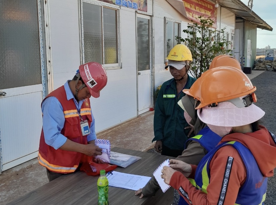 C&ocirc;ng nh&acirc;n l&agrave;m xuy&ecirc;n Tết ở s&acirc;n bay Long Th&agrave;nh được nhận thưởng ngay tại c&ocirc;ng trường- Ảnh 6.
