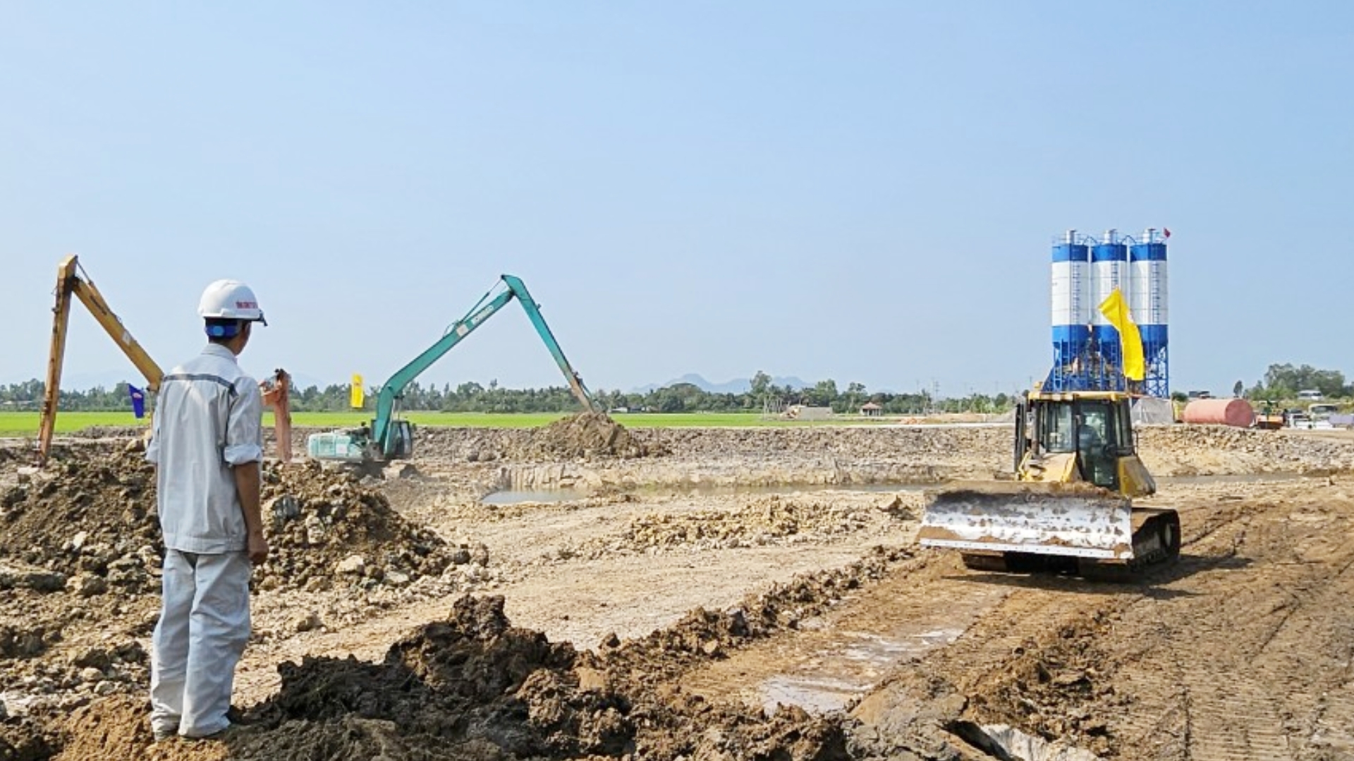 C&ocirc;ng trường cao tốc Ch&acirc;u Đốc - Cần Thơ - S&oacute;c Trăng nhộn nhịp sau kỳ nghỉ Tết- Ảnh 1.