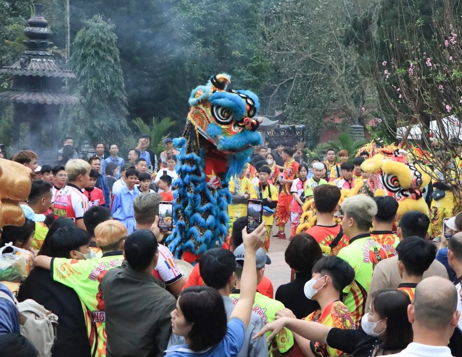 Ch&ugrave;a Hương khai hội, gi&aacute; v&eacute; tăng nhưng kh&ocirc;ng &ugrave;n tắc- Ảnh 1.