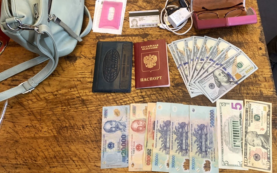 Kh&aacute;ch t&acirc;y mừng rỡ nhận tiền bạc, hộ chiếu bỏ qu&ecirc;n tr&ecirc;n t&agrave;u hỏa