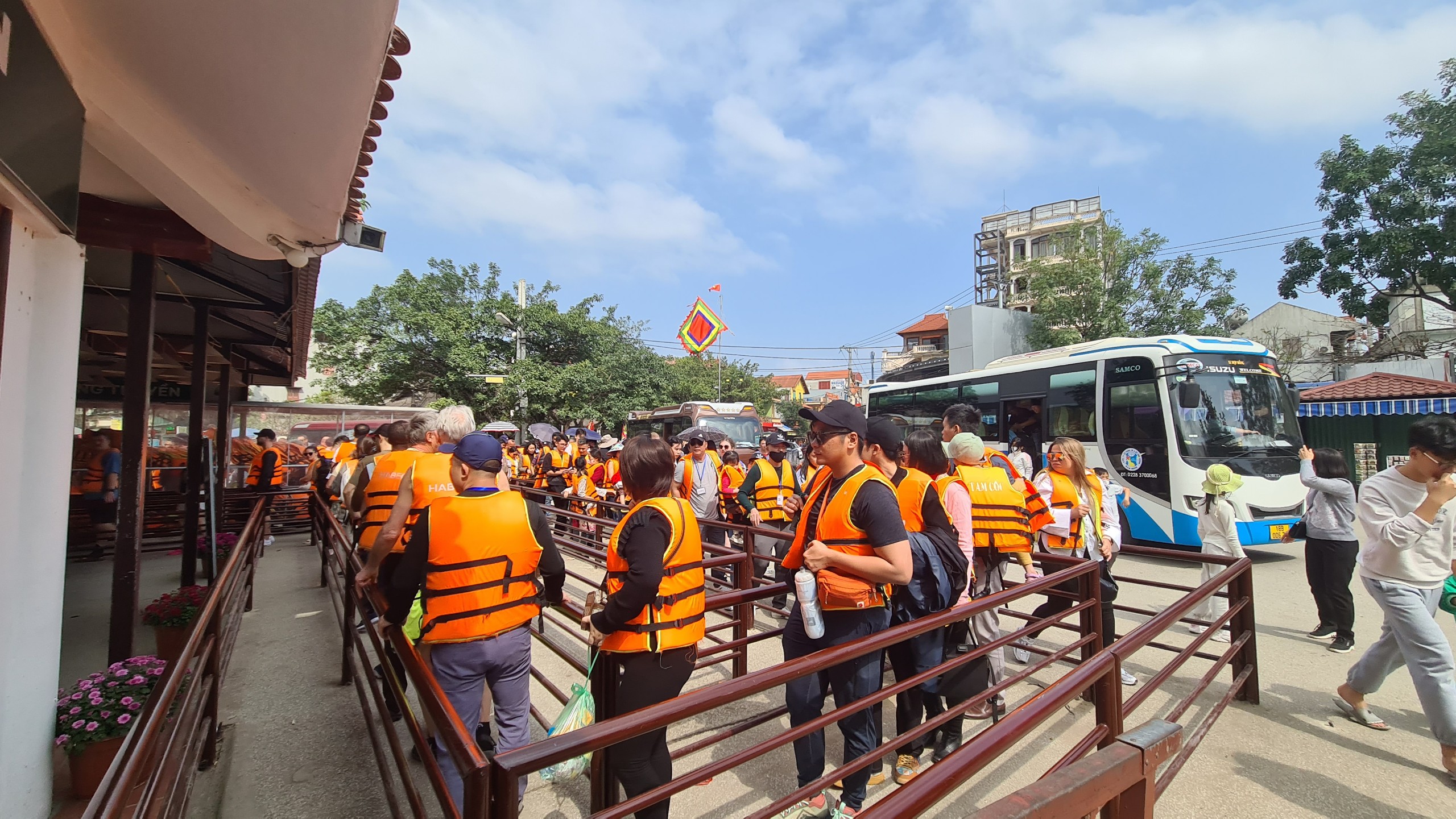 7 ng&agrave;y Tết, Thanh H&oacute;a v&agrave; Ninh B&igrave;nh thu hơn 1.400 tỷ đồng từ du lịch- Ảnh 2.