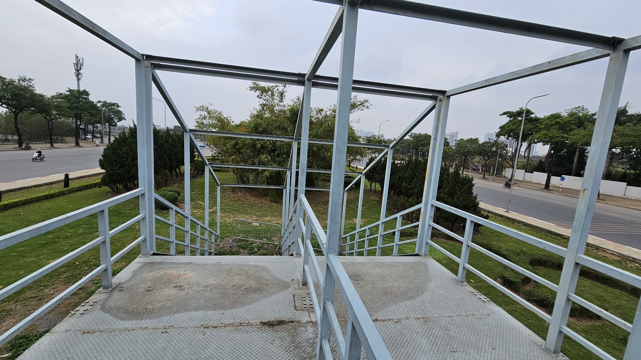 Cận cảnh cầu vượt bộ h&agrave;nh bị 