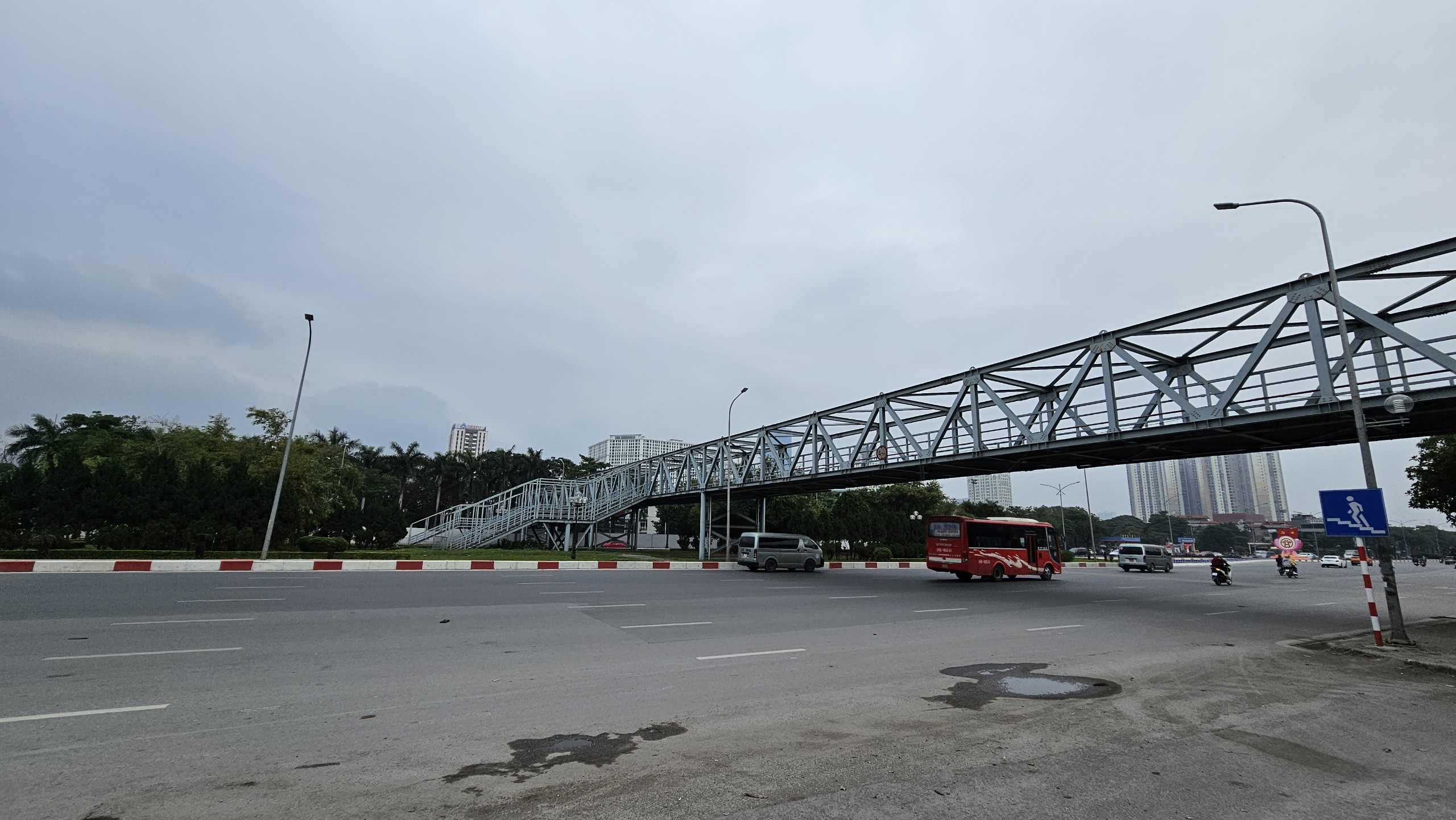 Cận cảnh cầu vượt bộ h&agrave;nh bị 