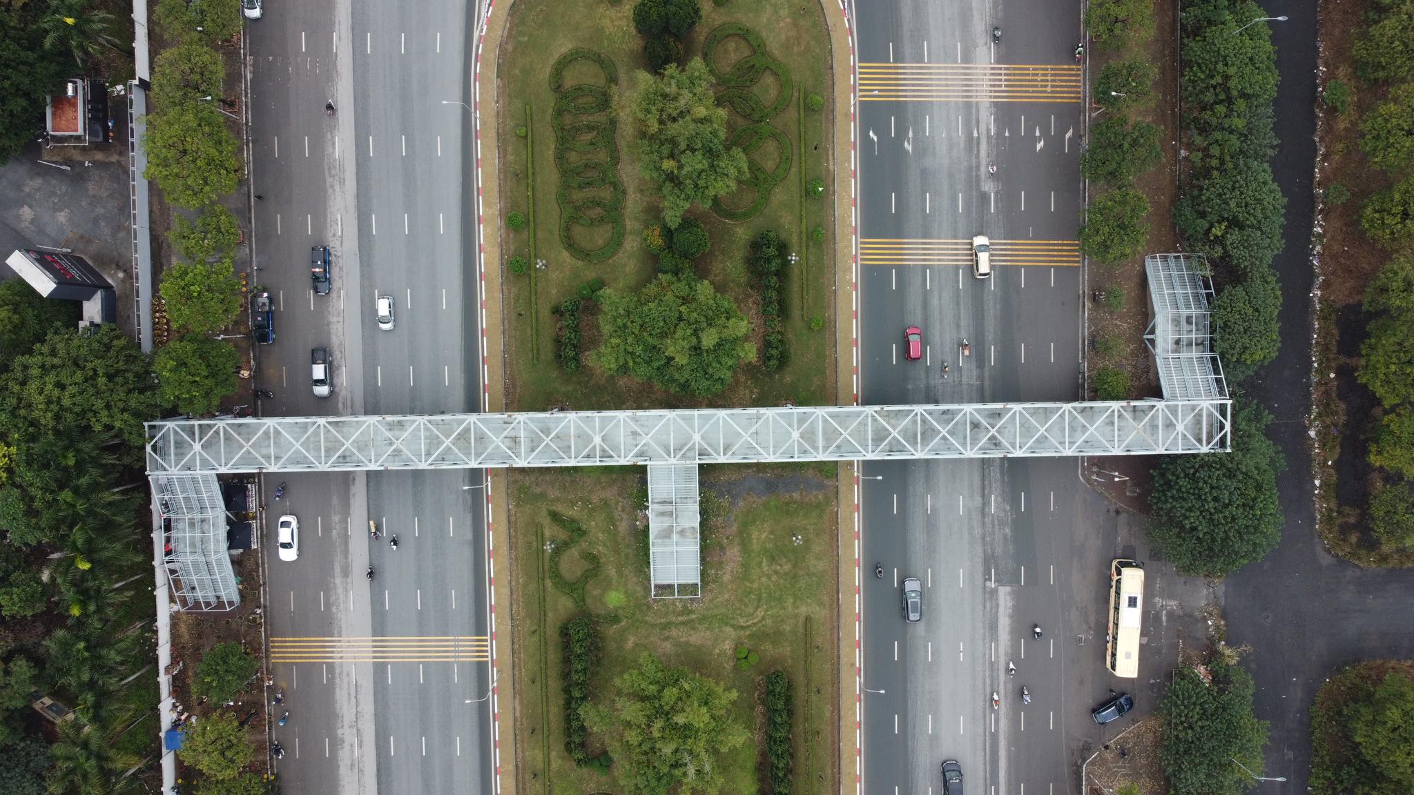 Cận cảnh cầu vượt bộ h&agrave;nh bị 