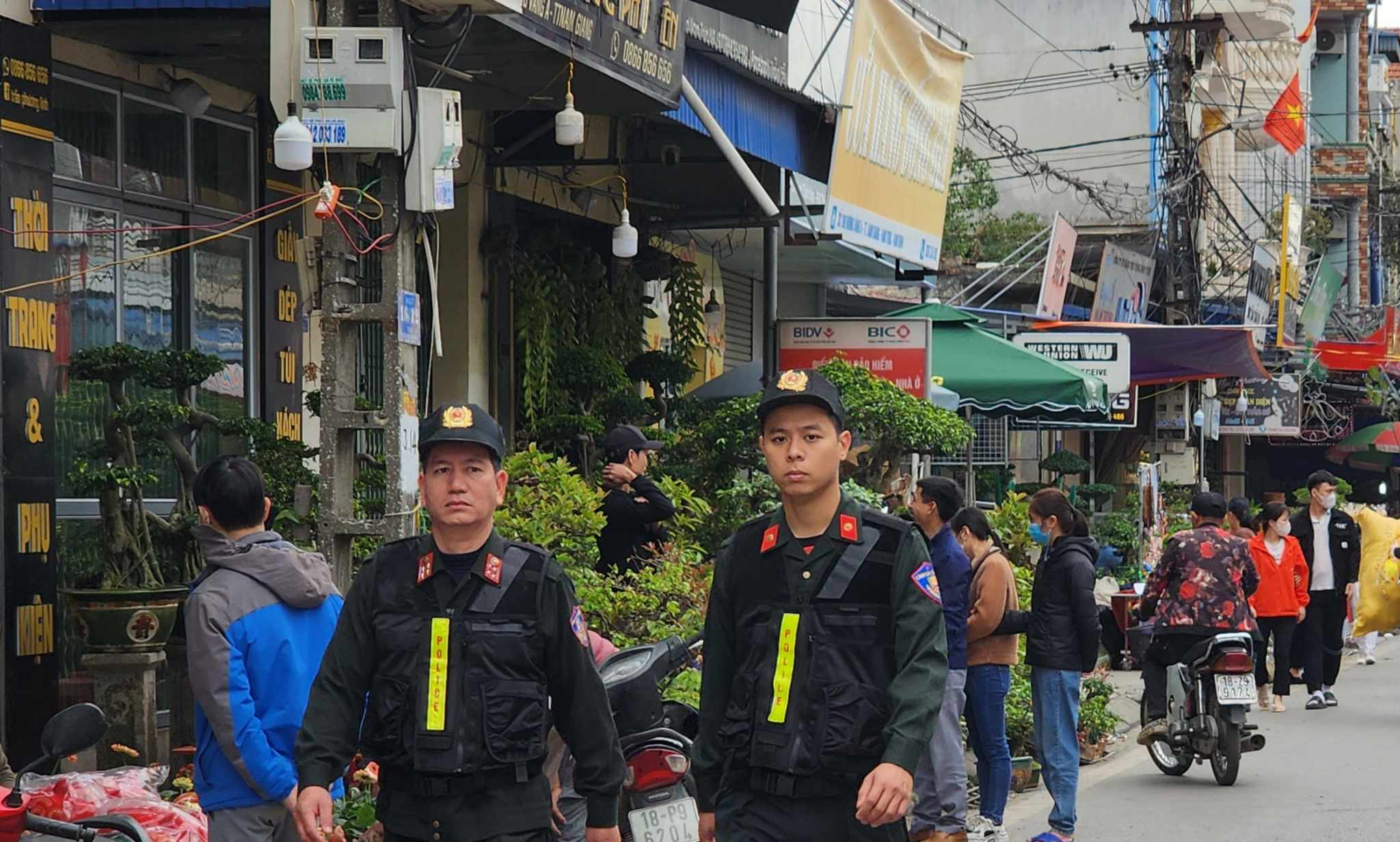 Du kh&aacute;ch đổ về chợ Viềng, gần 500 c&ocirc;ng an đảm bảo an ninh, trật tự- Ảnh 6.