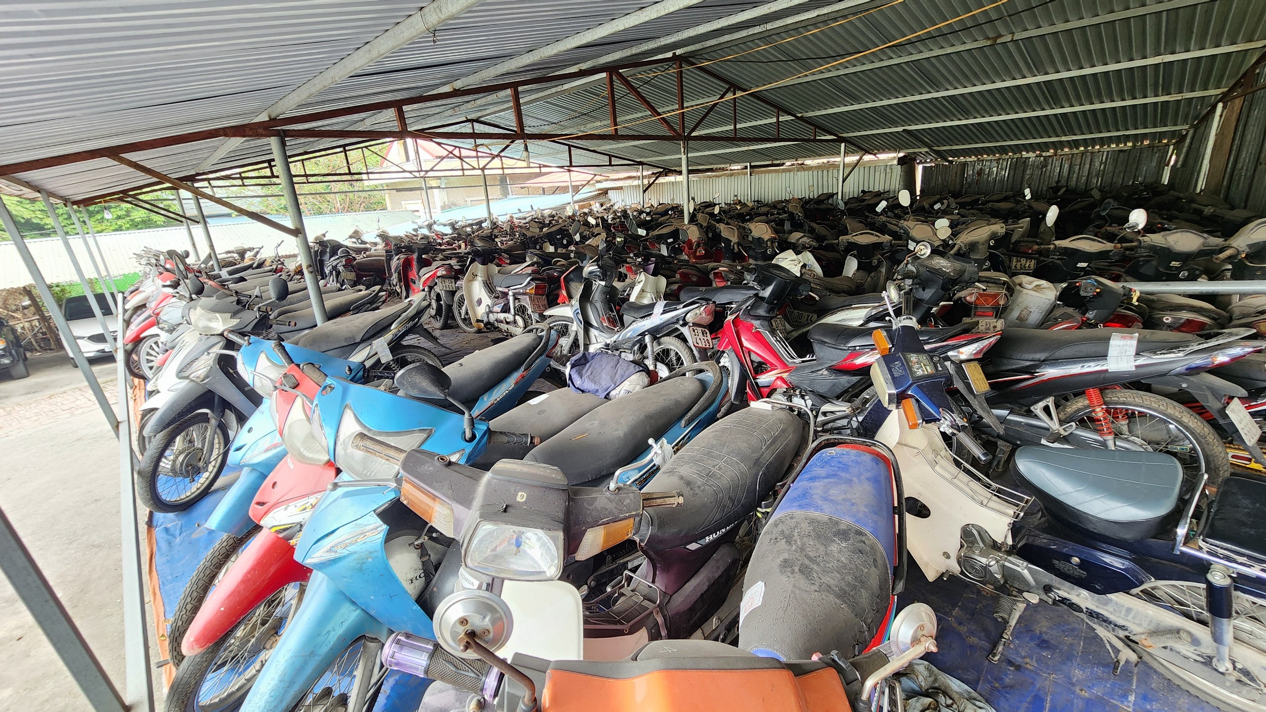 Mạnh tay xử phạt nồng độ cồn dịp Tết: B&atilde;i giữ xe vi phạm chật k&iacute;n, qu&aacute; tải- Ảnh 1.