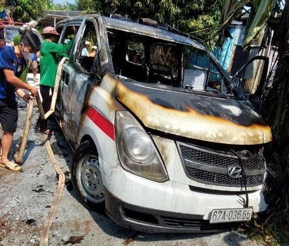 Xe cấp cứu chở bệnh nh&acirc;n bốc ch&aacute;y khi đang chuyển viện- Ảnh 1.