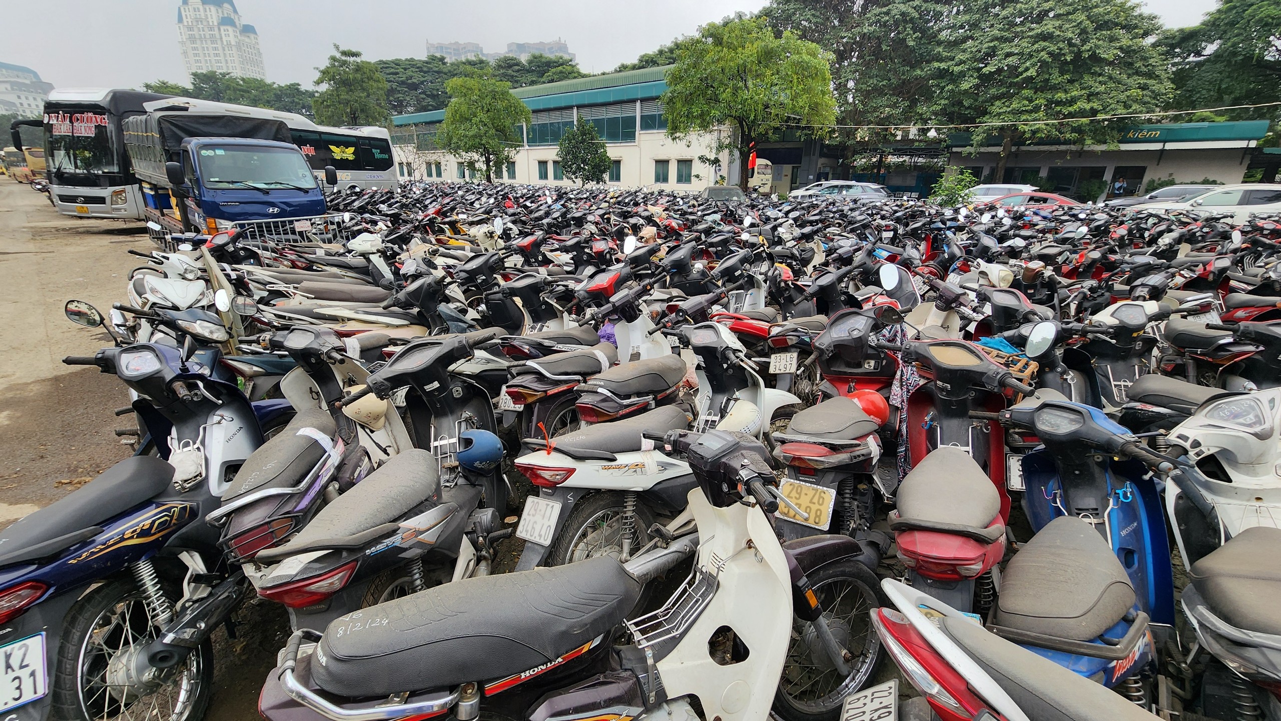 Mạnh tay xử phạt nồng độ cồn dịp Tết: B&atilde;i giữ xe vi phạm chật k&iacute;n, qu&aacute; tải- Ảnh 9.