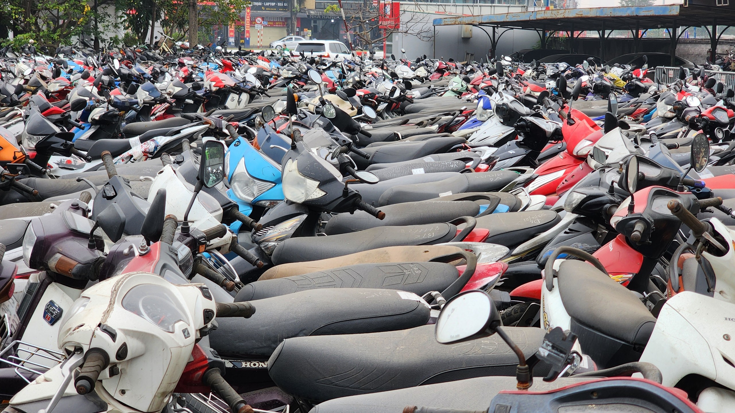 Mạnh tay xử phạt nồng độ cồn dịp Tết: B&atilde;i giữ xe vi phạm chật k&iacute;n, qu&aacute; tải- Ảnh 10.