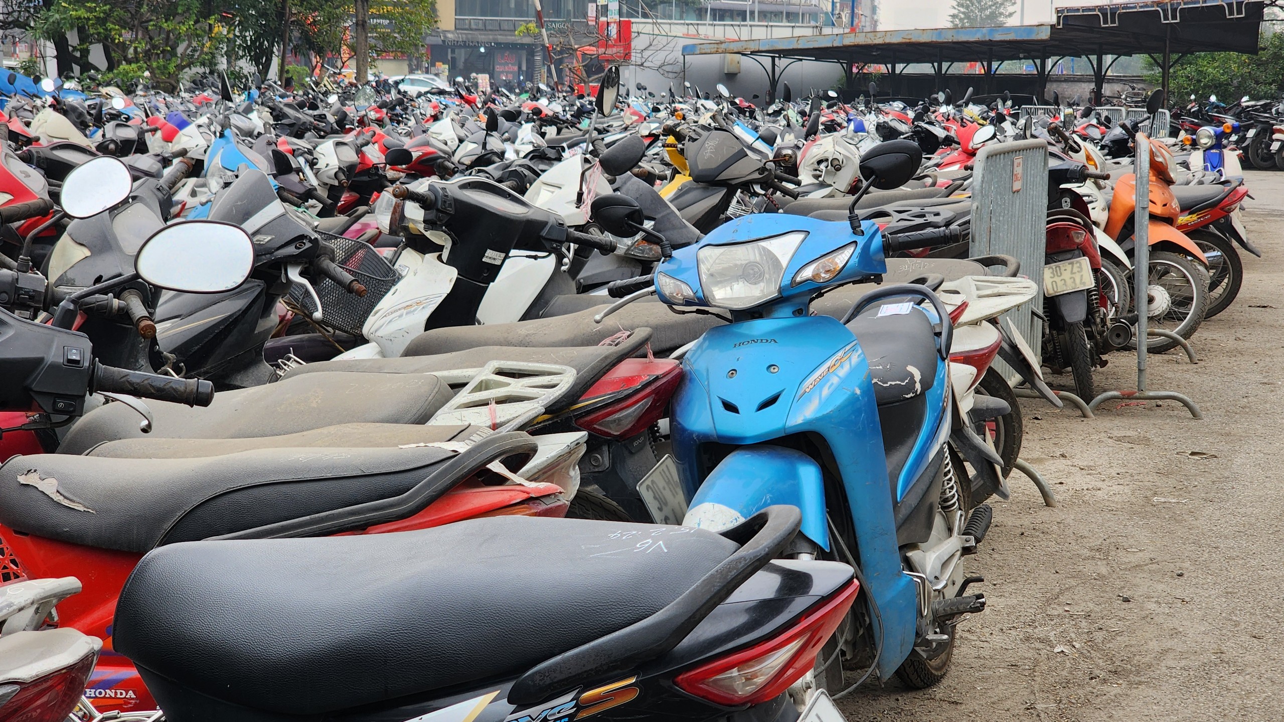 Mạnh tay xử phạt nồng độ cồn dịp Tết: B&atilde;i giữ xe vi phạm chật k&iacute;n, qu&aacute; tải- Ảnh 11.