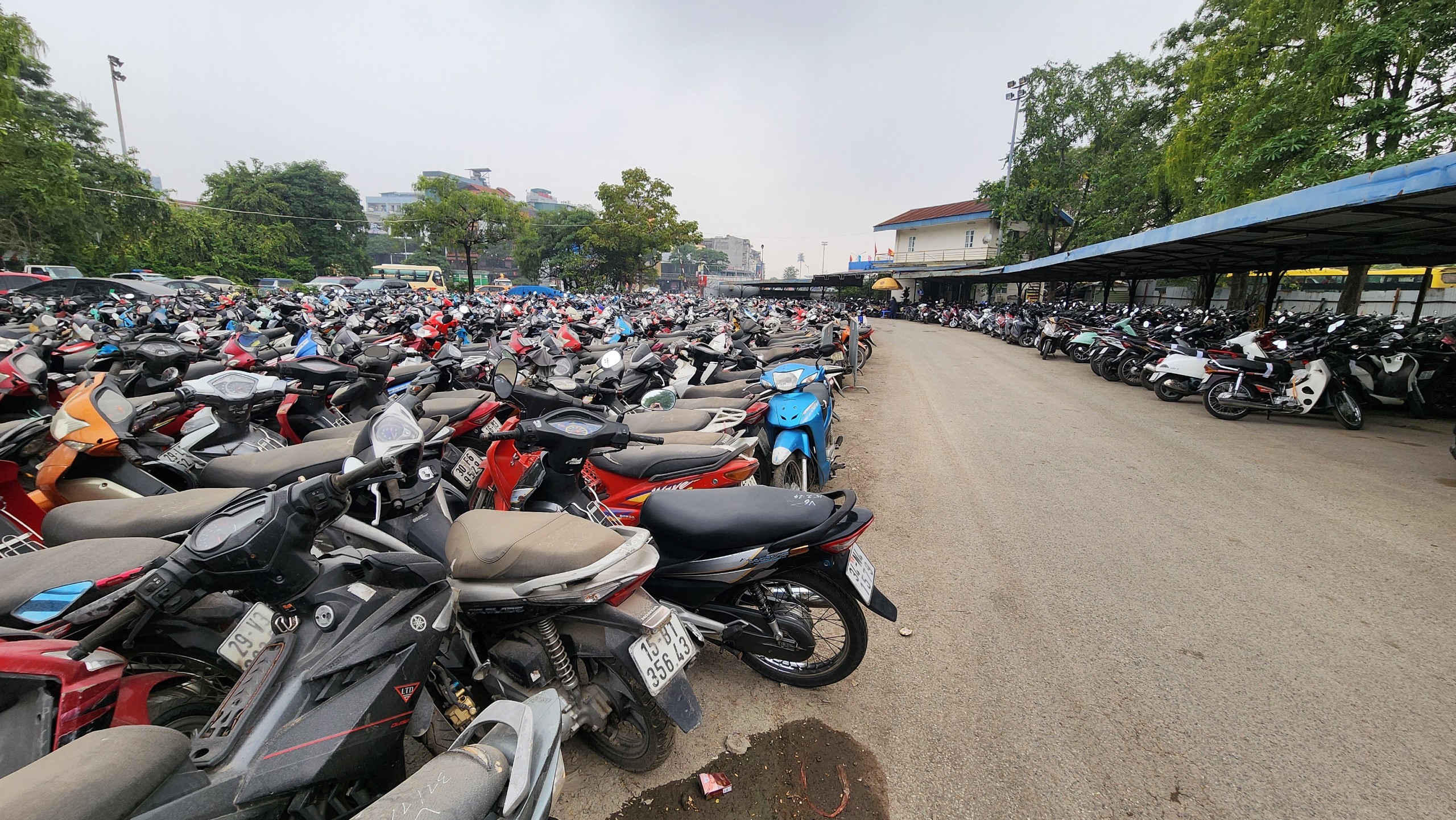 Mạnh tay xử phạt nồng độ cồn dịp Tết: B&atilde;i giữ xe vi phạm chật k&iacute;n, qu&aacute; tải- Ảnh 12.