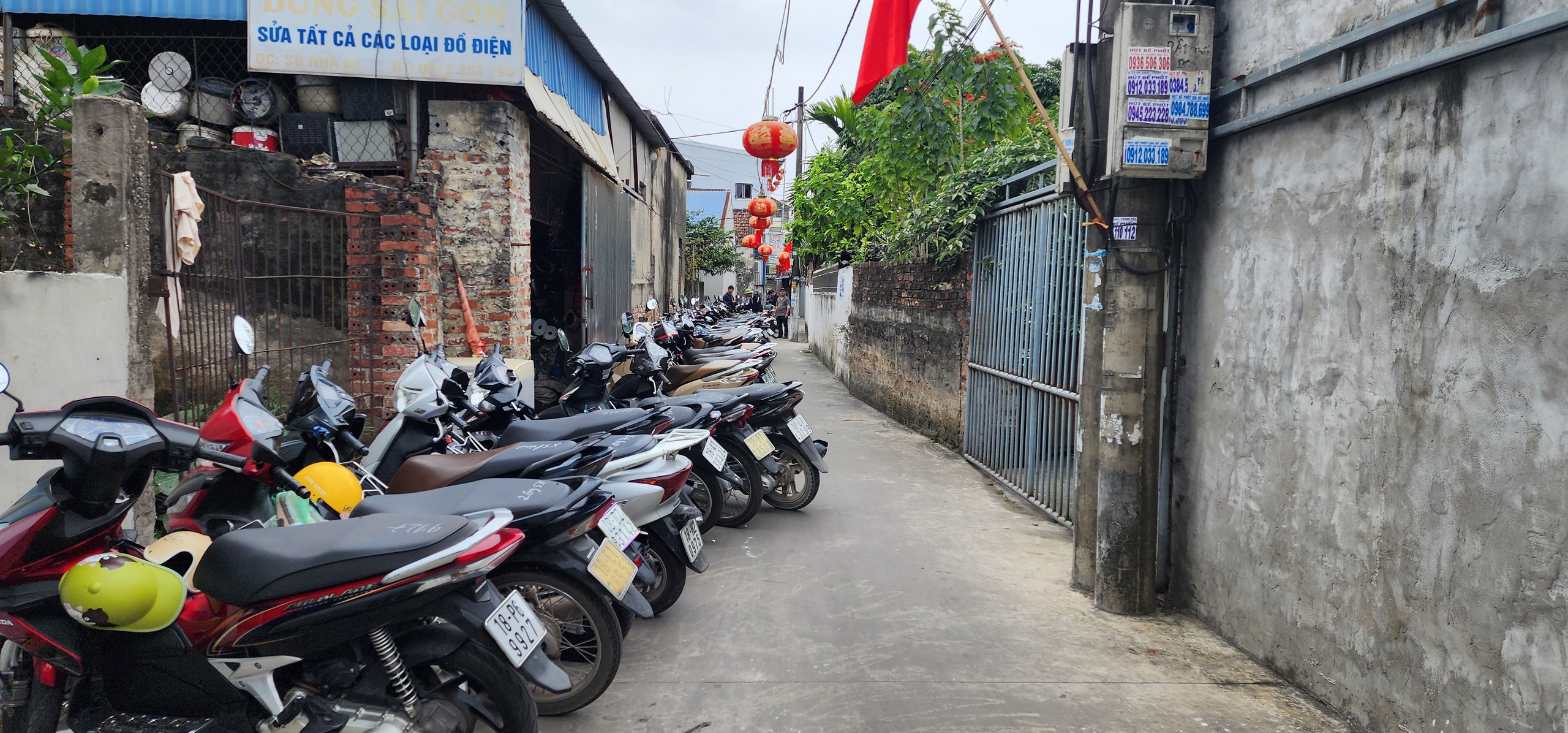 Du kh&aacute;ch đổ về chợ Viềng, gần 500 c&ocirc;ng an đảm bảo an ninh, trật tự- Ảnh 9.