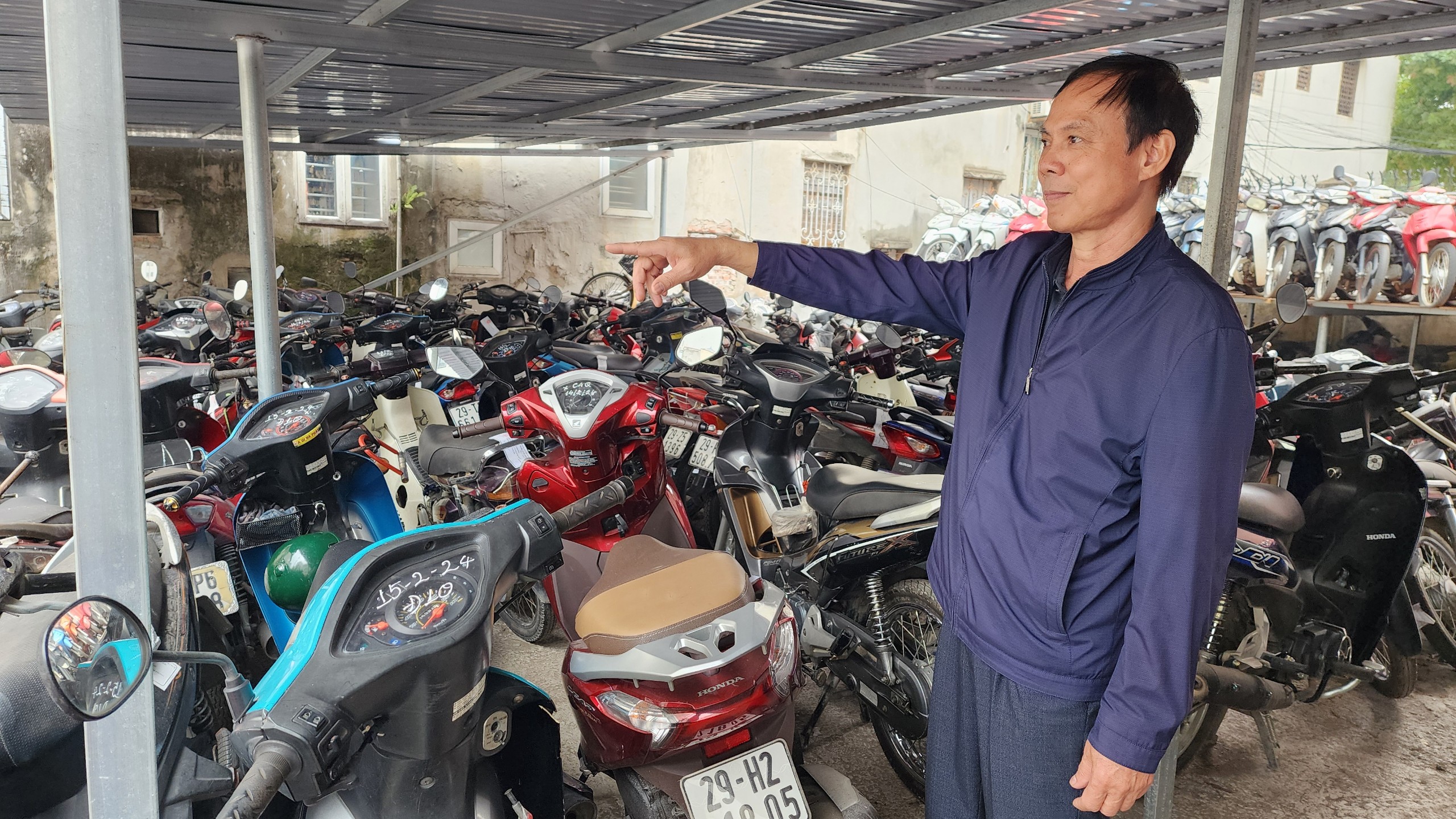 Mạnh tay xử phạt nồng độ cồn dịp Tết: B&atilde;i giữ xe vi phạm chật k&iacute;n, qu&aacute; tải- Ảnh 2.