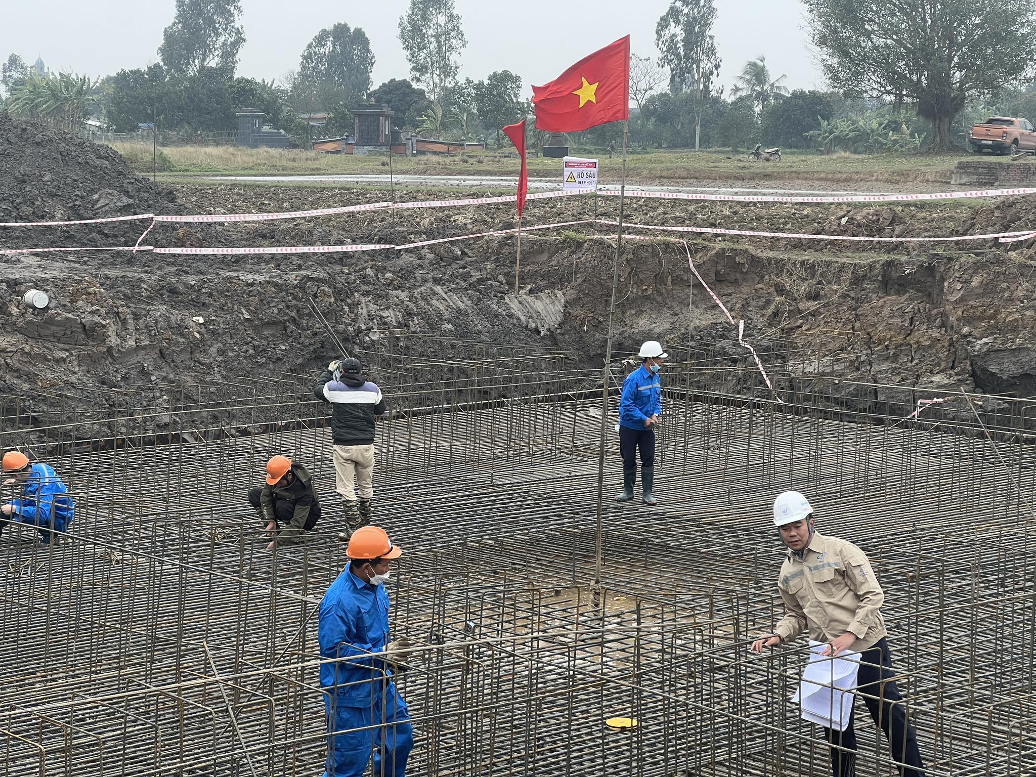 Sốt ruột tiến độ đường d&acirc;y 500kV do tỉnh giao mặt bằng 