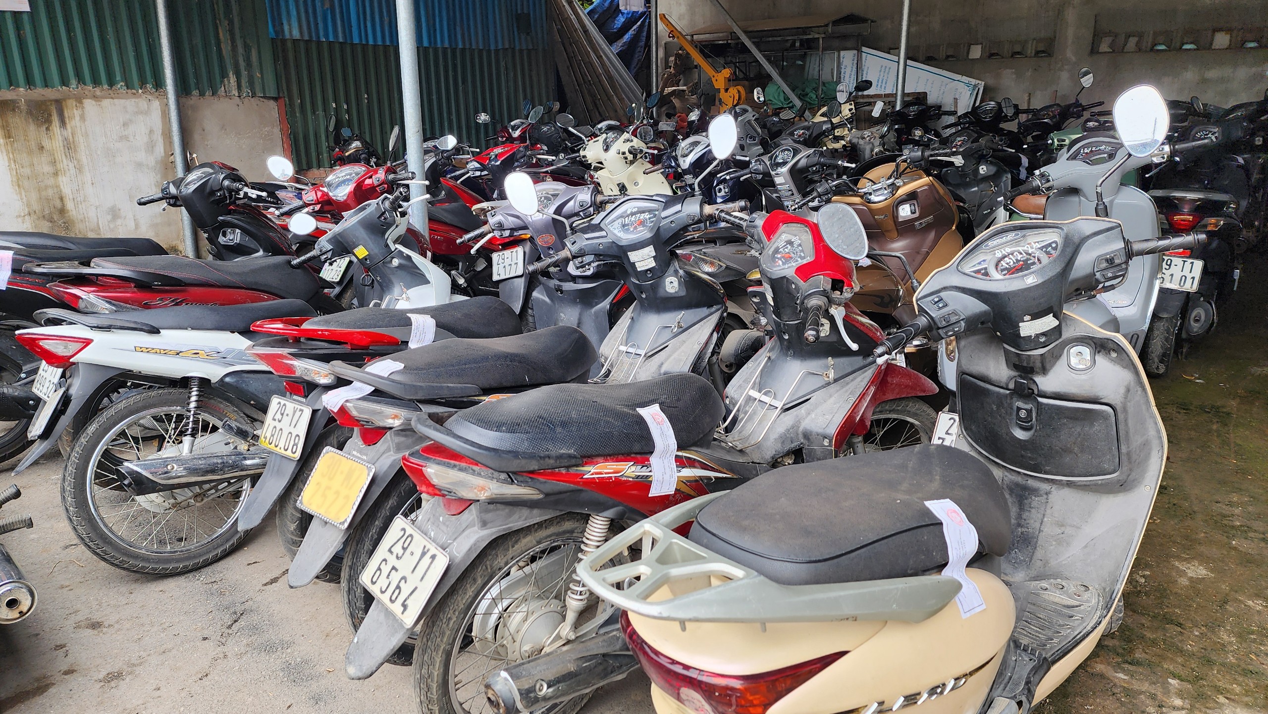 Mạnh tay xử phạt nồng độ cồn dịp Tết: B&atilde;i giữ xe vi phạm chật k&iacute;n, qu&aacute; tải- Ảnh 3.