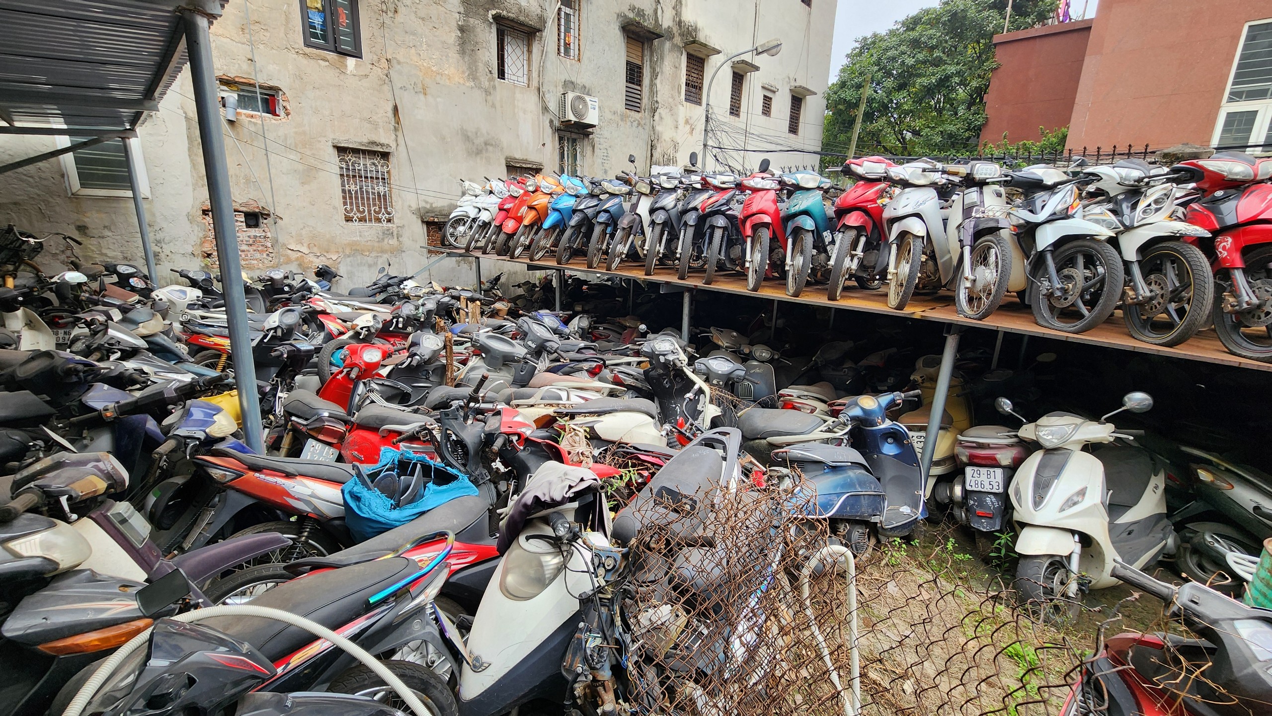 Mạnh tay xử phạt nồng độ cồn dịp Tết: B&atilde;i giữ xe vi phạm chật k&iacute;n, qu&aacute; tải- Ảnh 4.