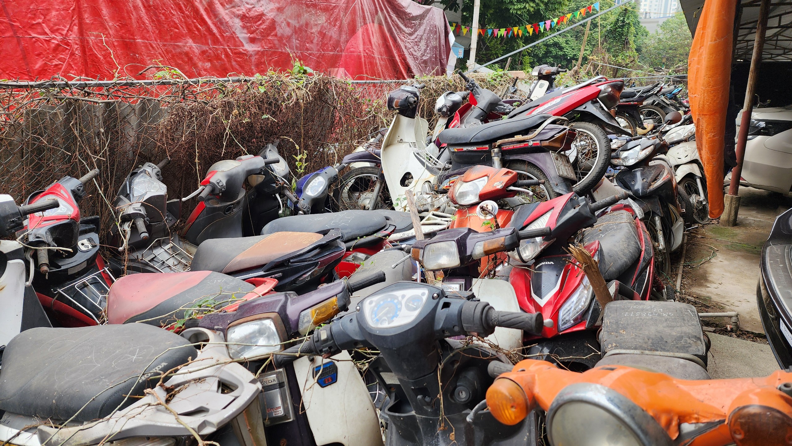 Mạnh tay xử phạt nồng độ cồn dịp Tết: B&atilde;i giữ xe vi phạm chật k&iacute;n, qu&aacute; tải- Ảnh 5.