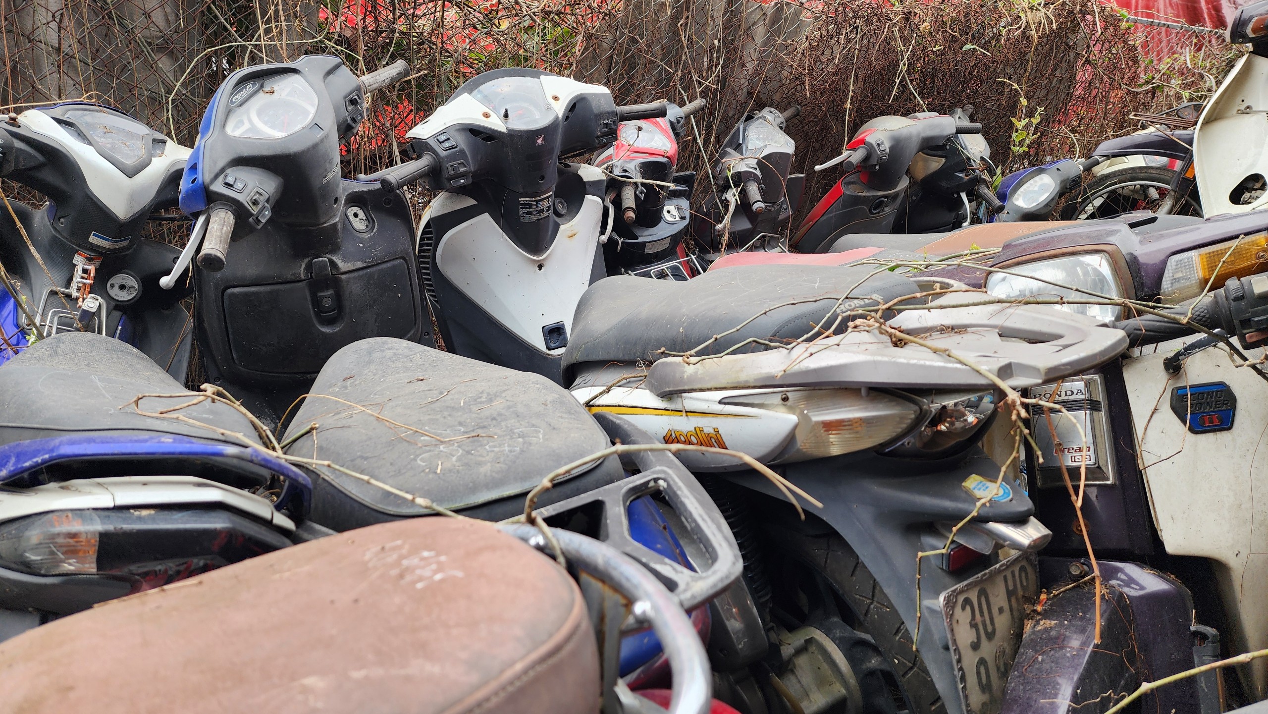 Mạnh tay xử phạt nồng độ cồn dịp Tết: B&atilde;i giữ xe vi phạm chật k&iacute;n, qu&aacute; tải- Ảnh 6.