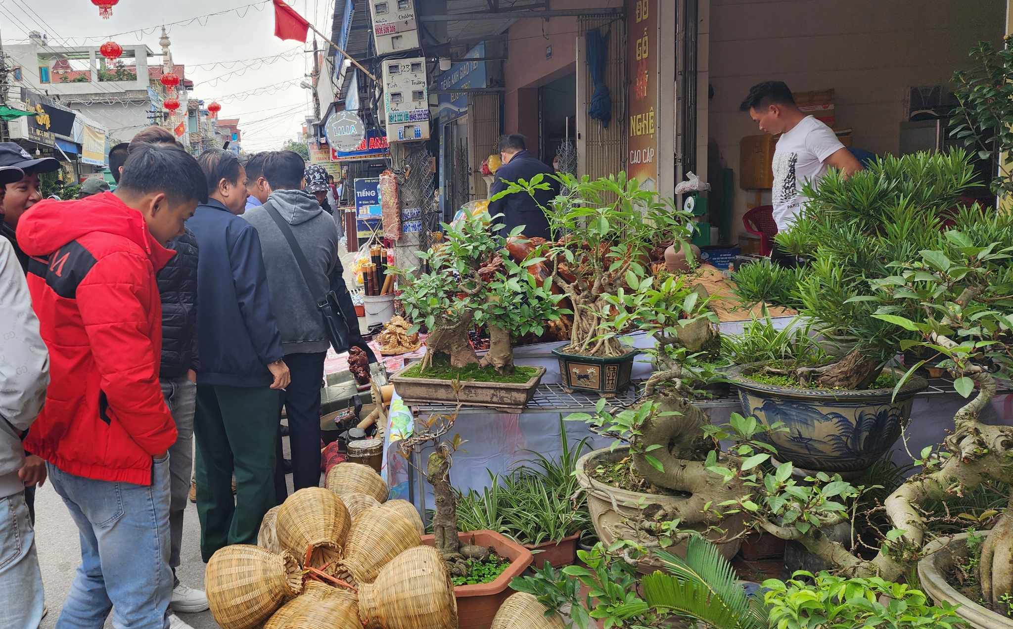 Du kh&aacute;ch đổ về chợ Viềng, gần 500 c&ocirc;ng an đảm bảo an ninh, trật tự- Ảnh 4.