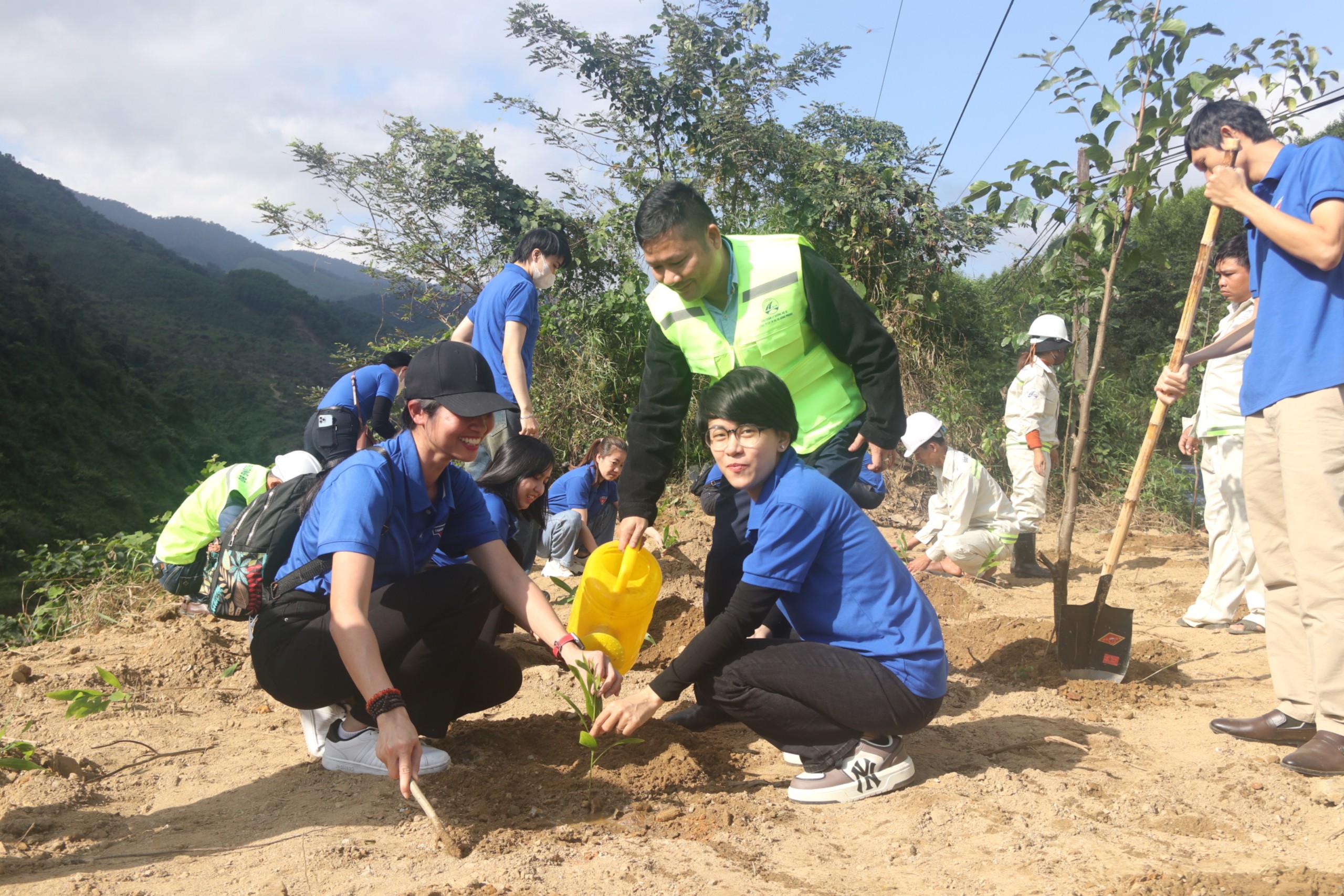 H&agrave;ng ngh&igrave;n c&acirc;y xanh được trồng dọc c&aacute;c tuyến quốc lộ sau Tết- Ảnh 10.