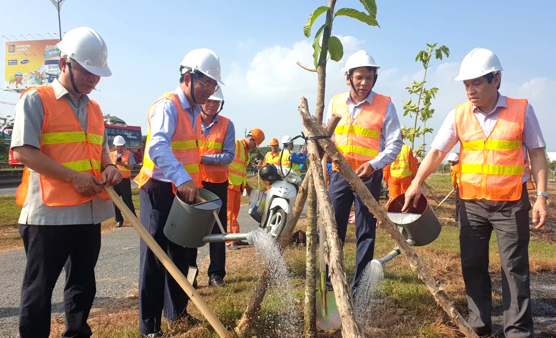 H&agrave;ng ngh&igrave;n c&acirc;y xanh được trồng dọc c&aacute;c tuyến quốc lộ sau Tết- Ảnh 11.
