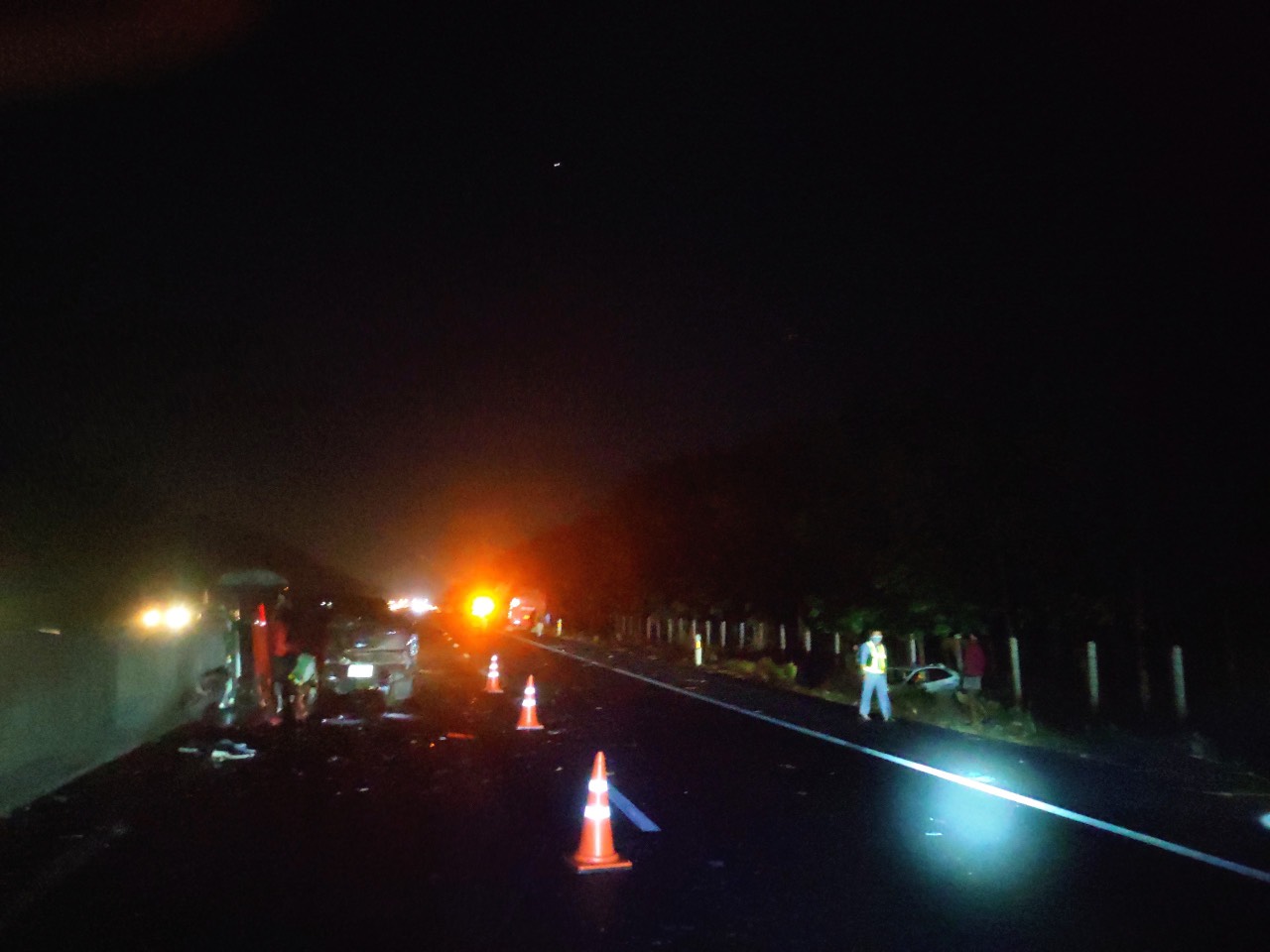 Tai nạn li&ecirc;n ho&agrave;n giữa 4 &ocirc; t&ocirc; tr&ecirc;n cao tốc Phan Thiết - Dầu Gi&acirc;y- Ảnh 1.