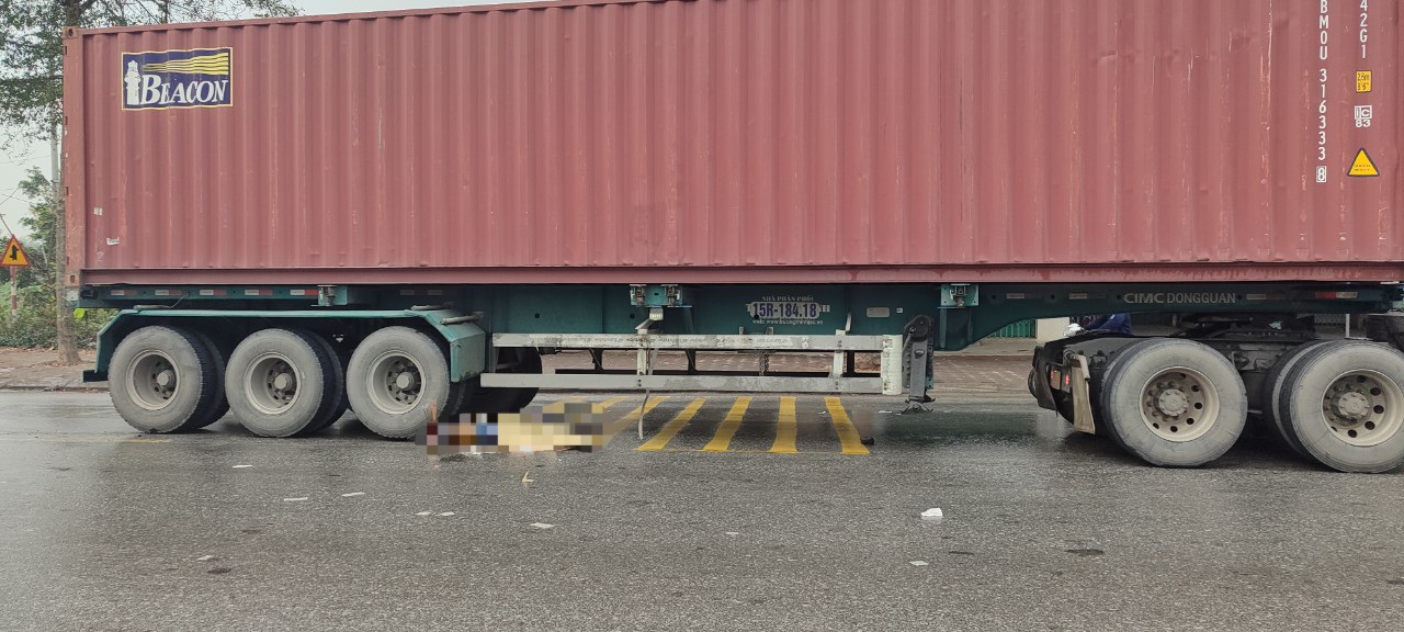 Tai nạn với &ocirc; t&ocirc; đầu k&eacute;o, nam t&agrave;i xế xe m&aacute;y tử vong tại chỗ, người đi c&ugrave;ng bị thương nặng- Ảnh 1.