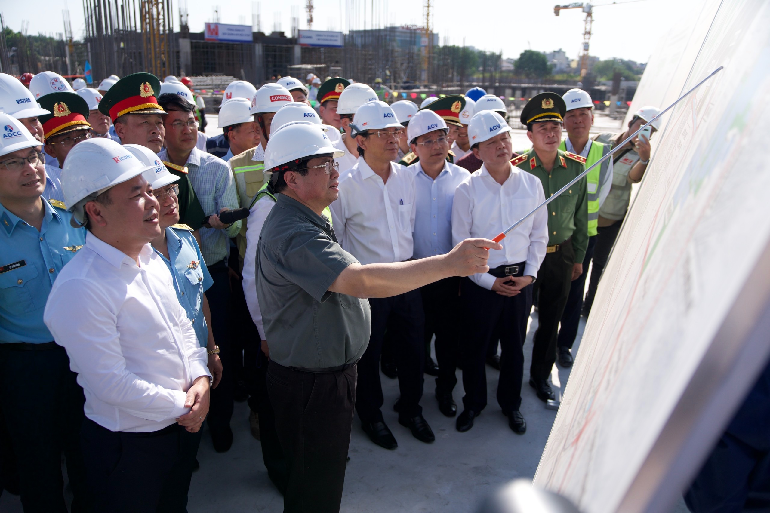 Thủ tướng đ&ocirc;n đốc tiến độ một loạt c&ocirc;ng tr&igrave;nh hạ tầng giao th&ocirc;ng quan trọng  - Ảnh 1.