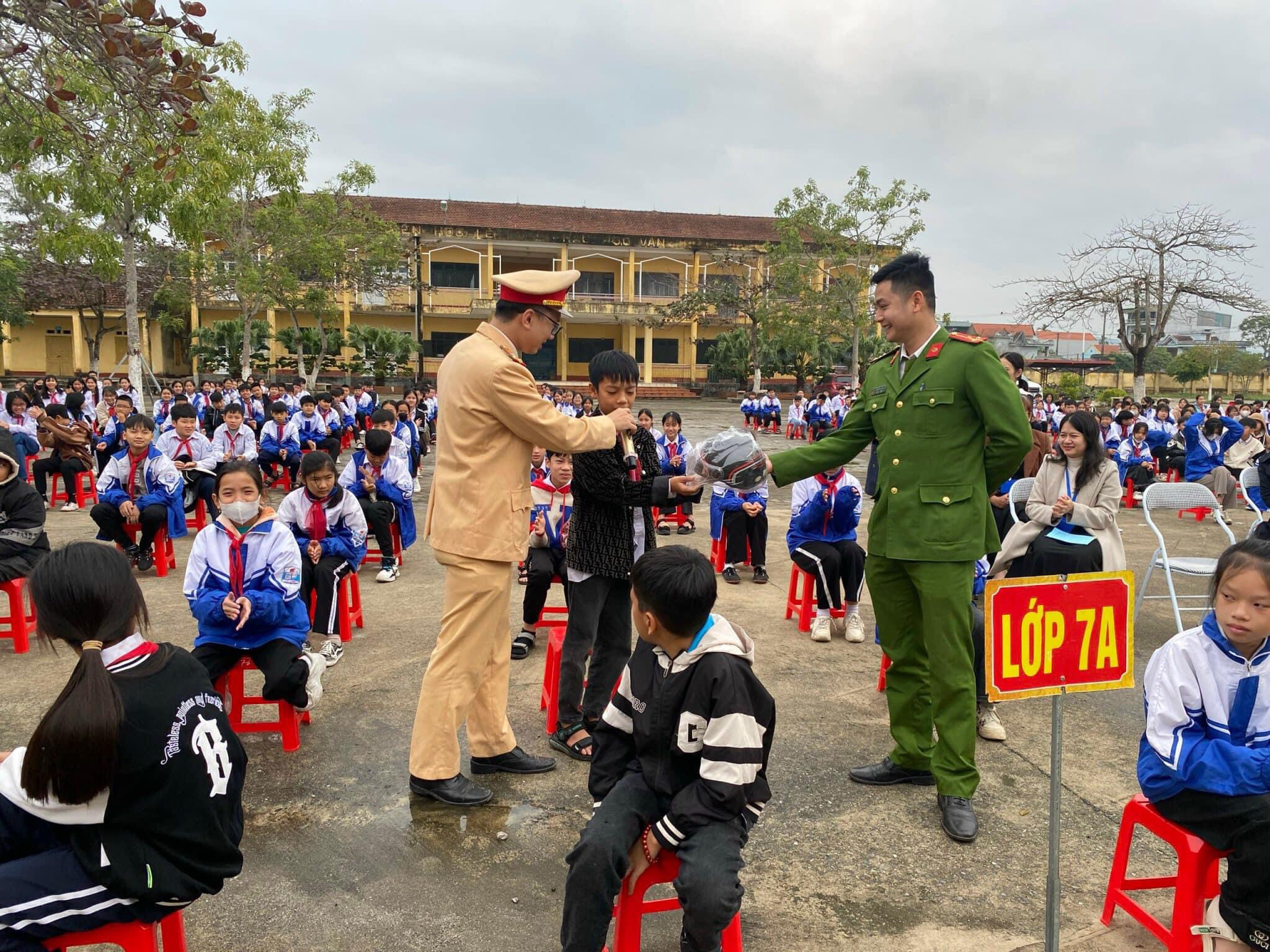 Nhiều người đi xe m&aacute;y vi phạm giao th&ocirc;ng, Quảng Ninh tăng cường chấn chỉnh- Ảnh 4.