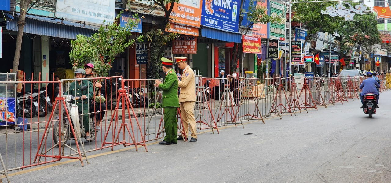 Du kh&aacute;ch đổ về chợ Viềng, gần 500 c&ocirc;ng an đảm bảo an ninh, trật tự- Ảnh 7.