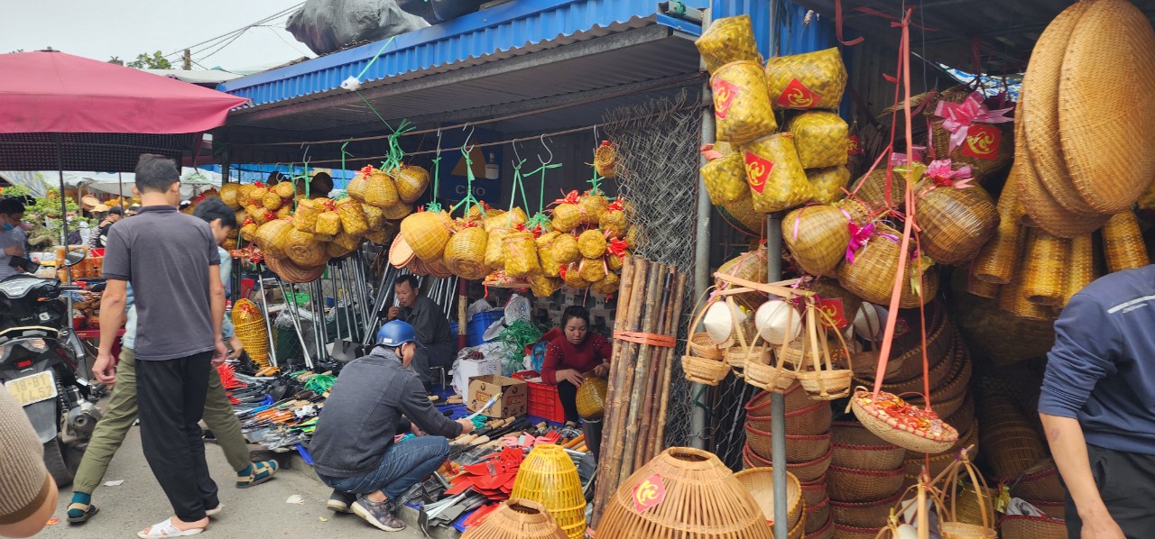 Du kh&aacute;ch đổ về chợ Viềng, gần 500 c&ocirc;ng an đảm bảo an ninh, trật tự- Ảnh 3.