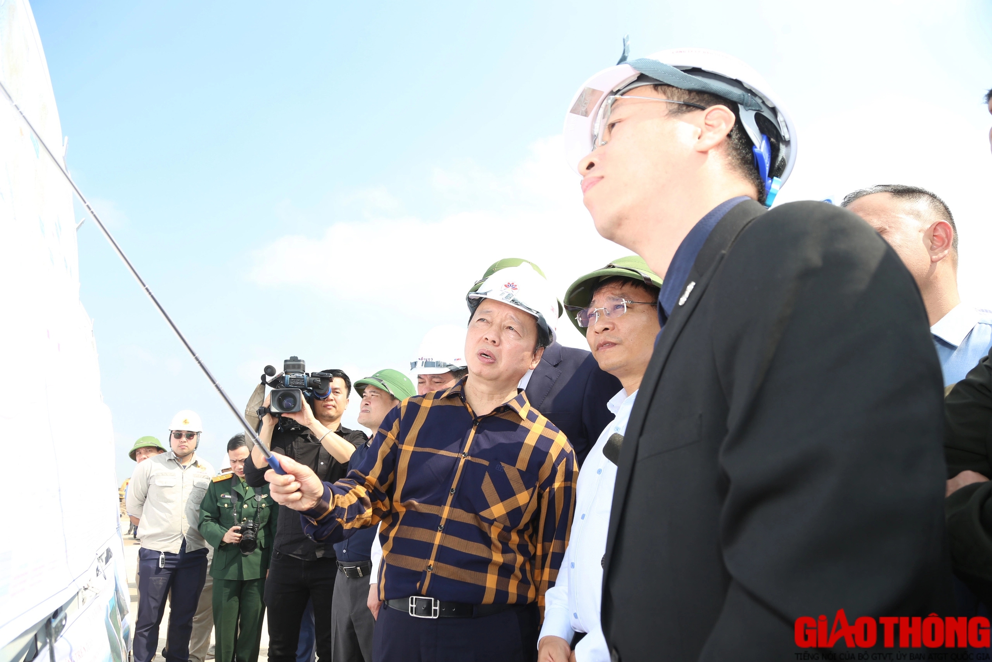 Ph&oacute; thủ tướng: Tiếp tục vượt kh&oacute;, nối th&ocirc;ng cao tốc từ H&agrave; Nội đến Vinh dịp 30/4- Ảnh 1.