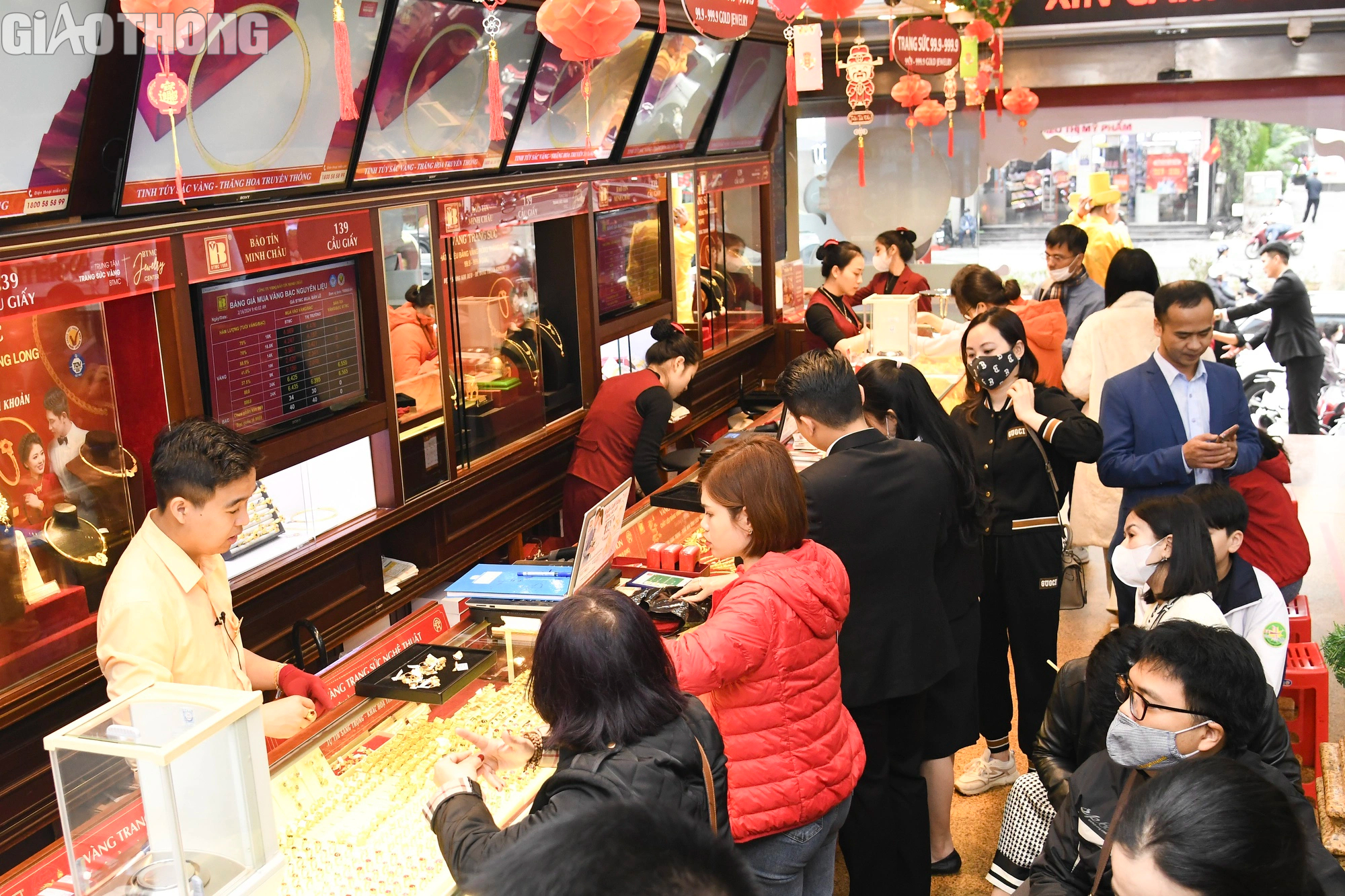 Người dân đổ xô mua vàng trước ngày vía Thần Tài- Ảnh 1. Người dân đổ xô mua vàng trước ngày vía Thần Tài- Ảnh 1.